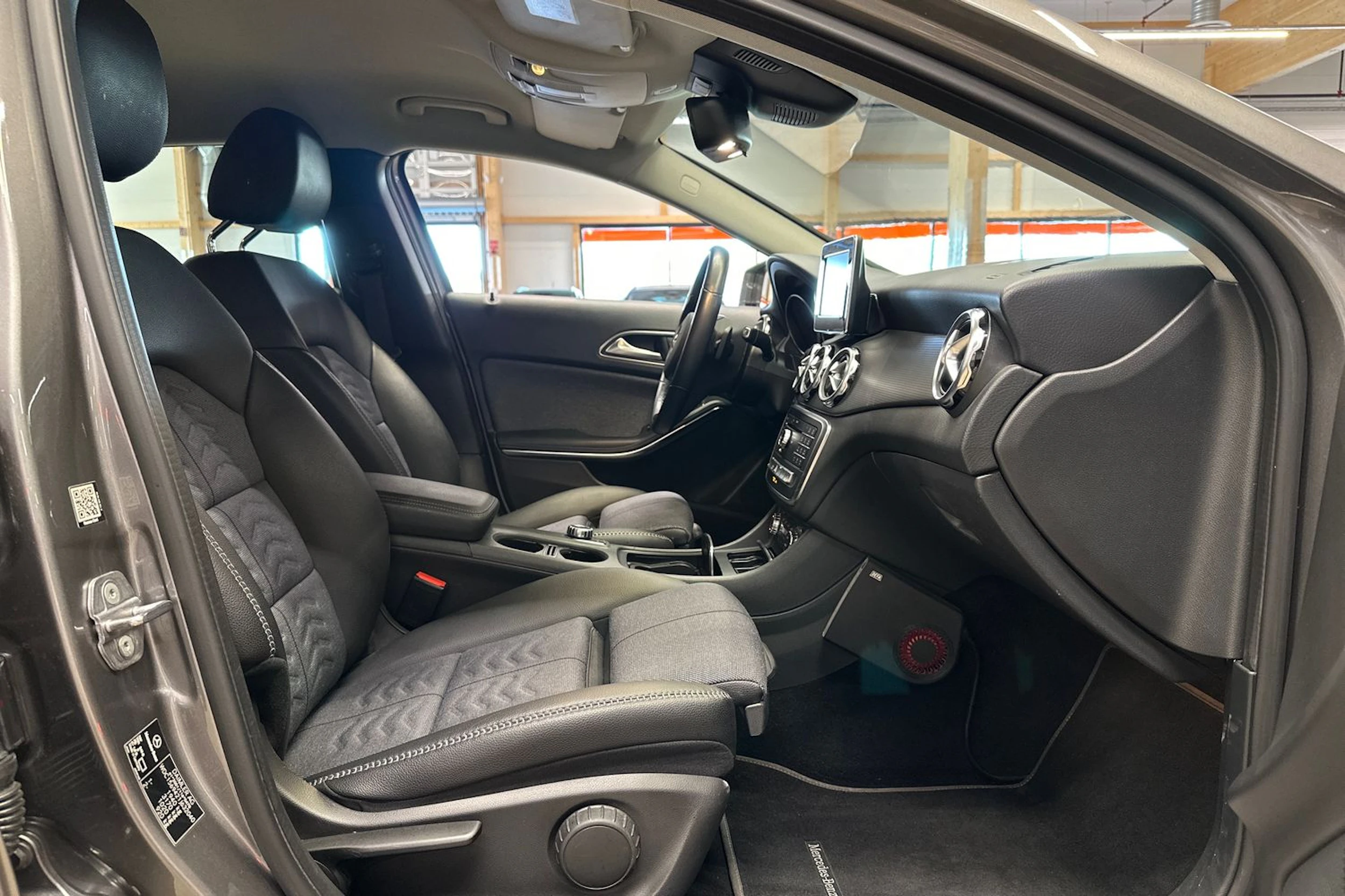 harmaa Mercedes-Benz GLA 2019 kuva 11.
