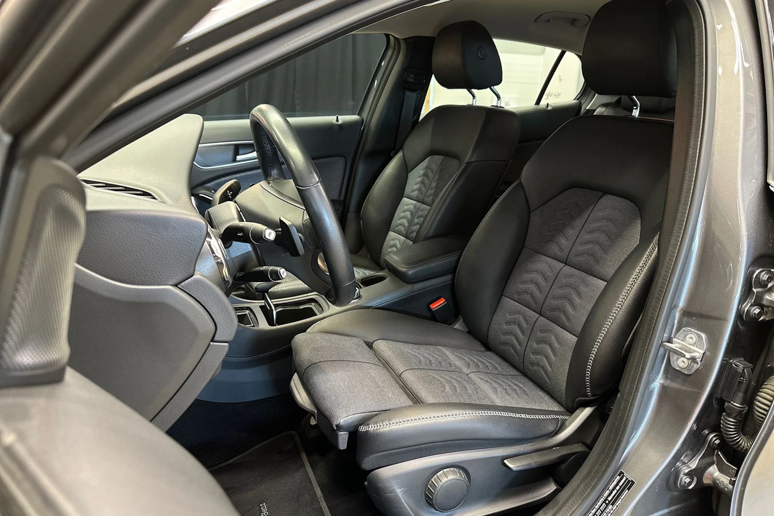harmaa Mercedes-Benz GLA 2019 kuva 12.