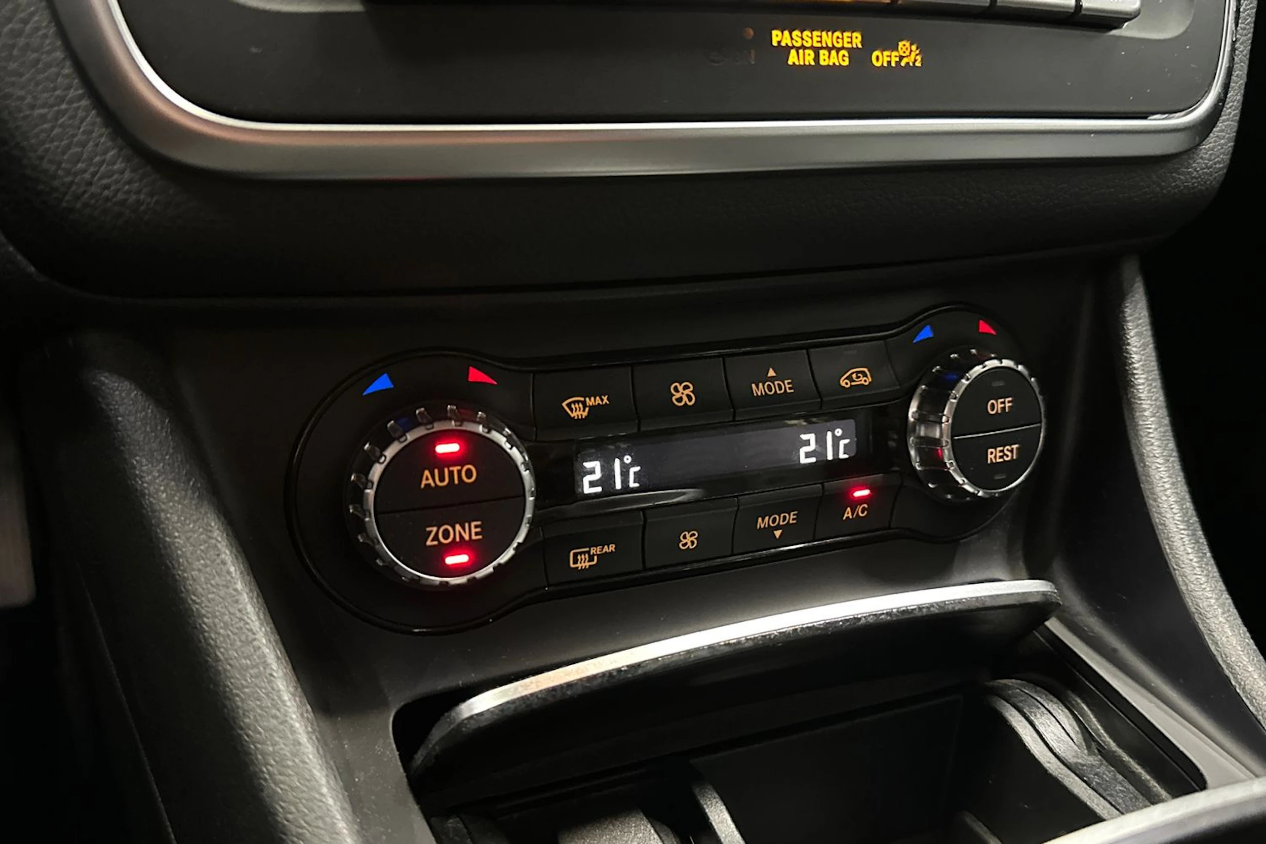 harmaa Mercedes-Benz GLA 2019 kuva 16.