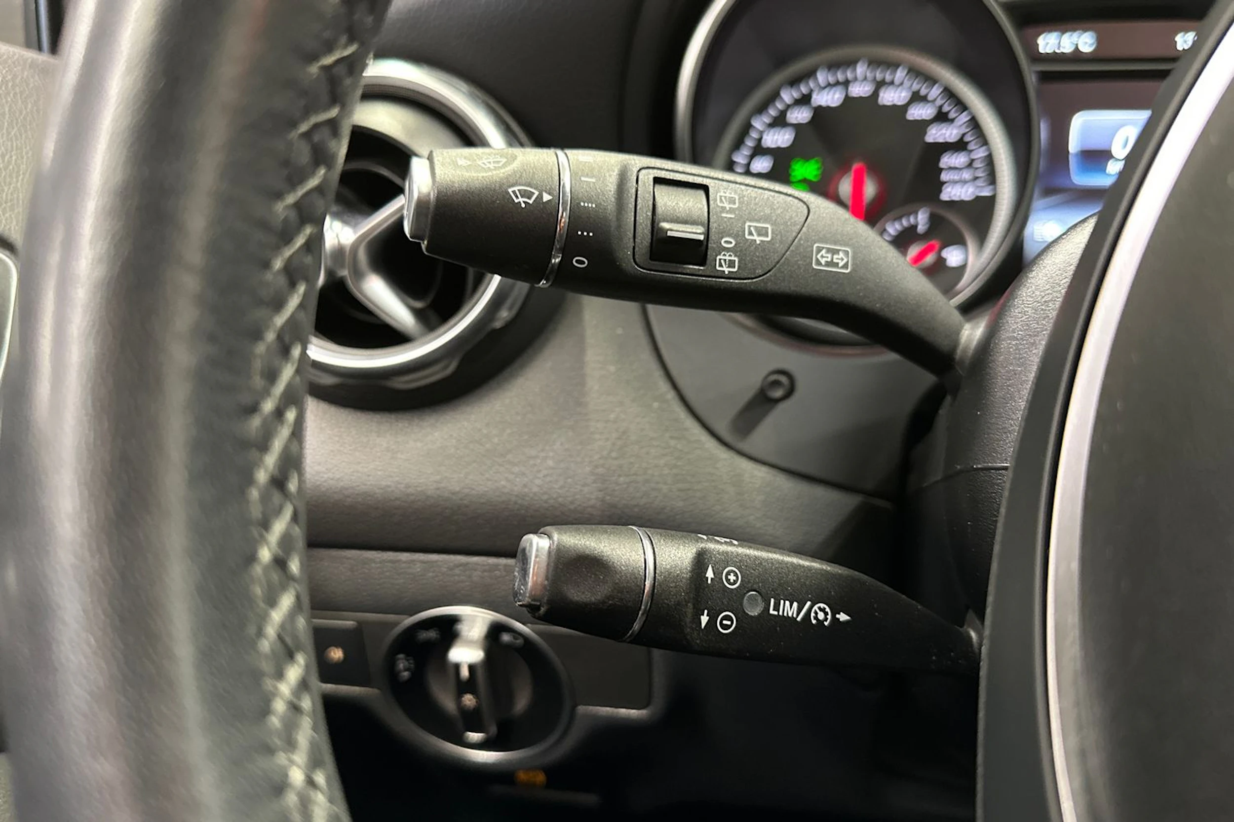 harmaa Mercedes-Benz GLA 2019 kuva 18.