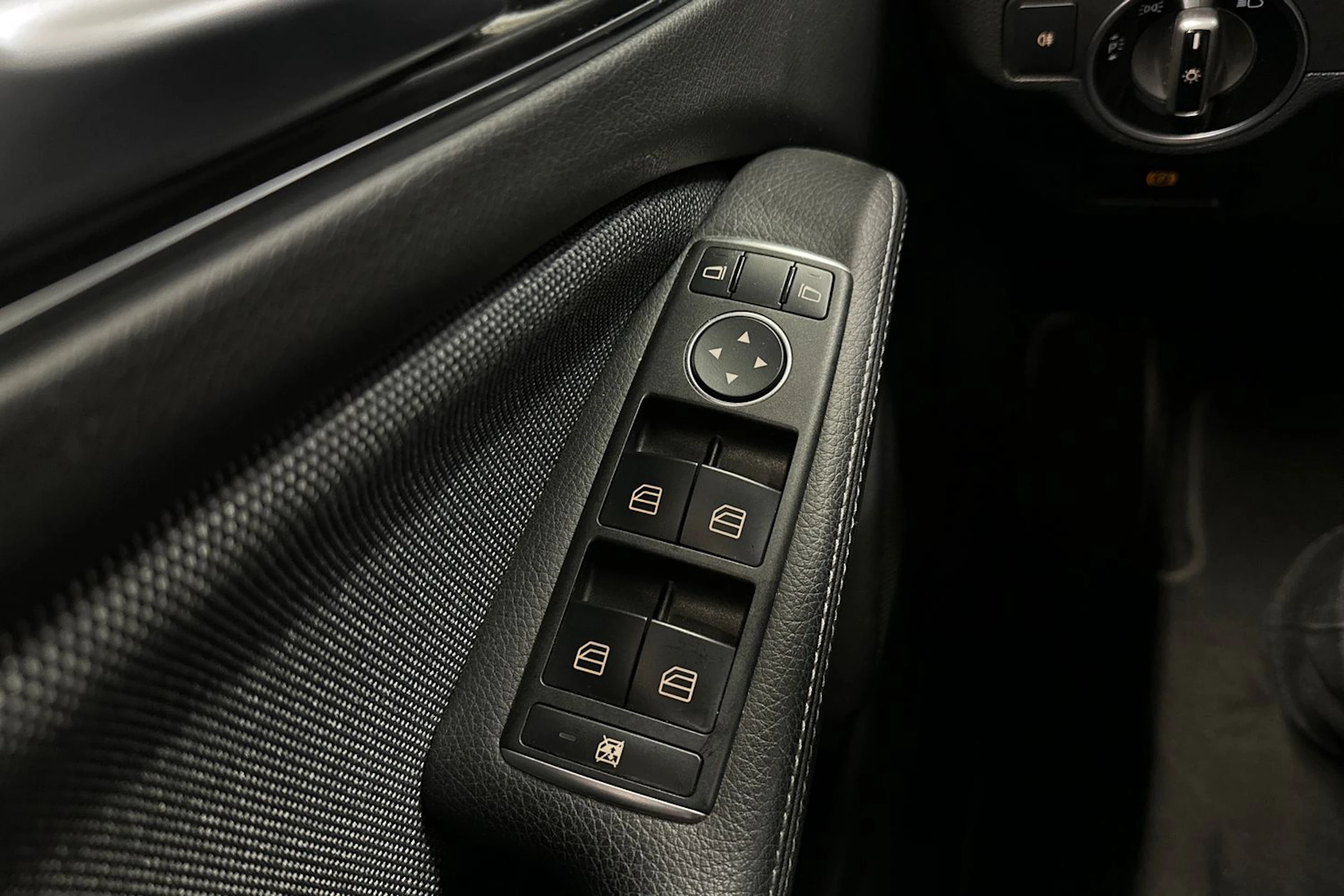 harmaa Mercedes-Benz GLA 2019 kuva 24.