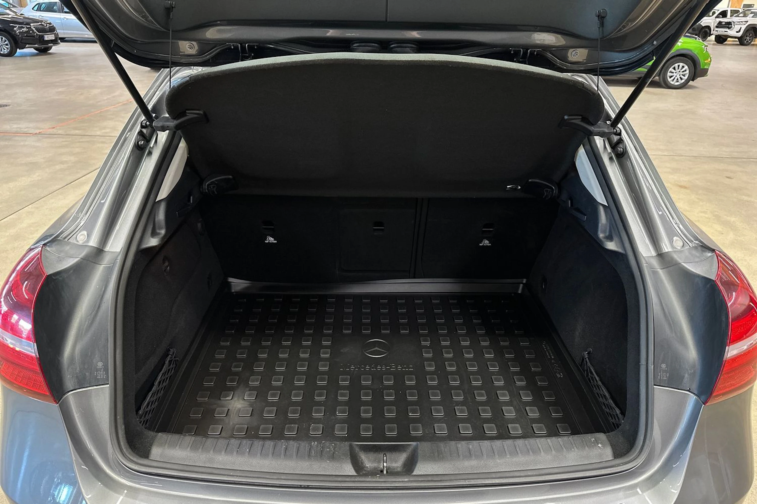 harmaa Mercedes-Benz GLA 2019 kuva 25.