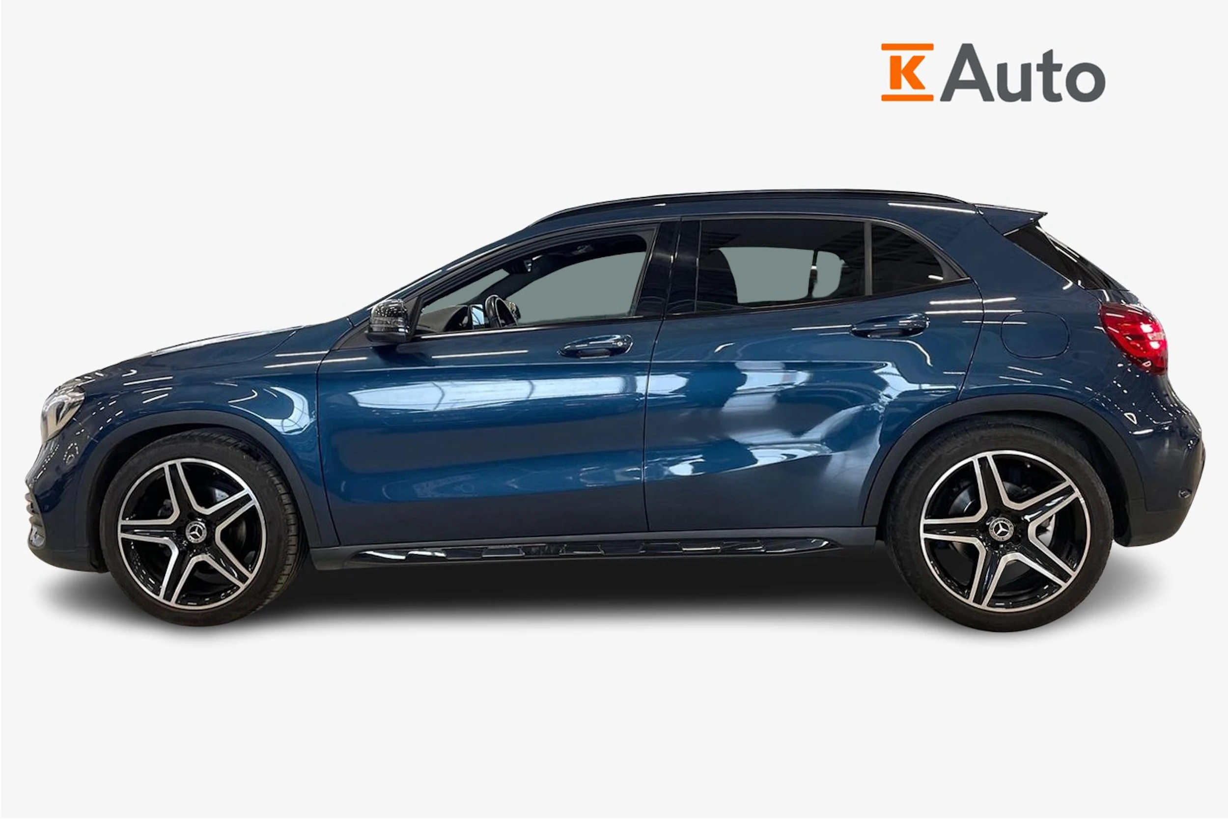sininen Mercedes-Benz GLA 2019 kuva 5.