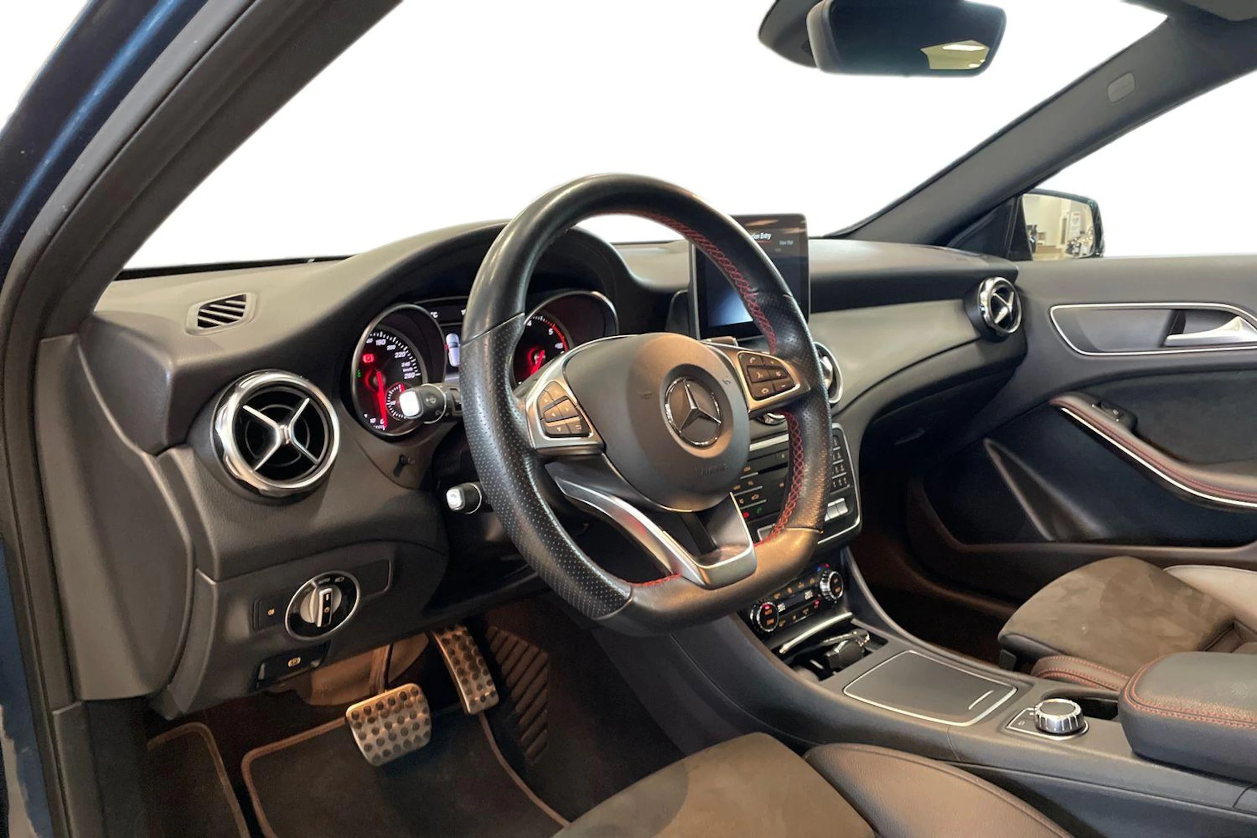 sininen Mercedes-Benz GLA 2019 kuva 6.