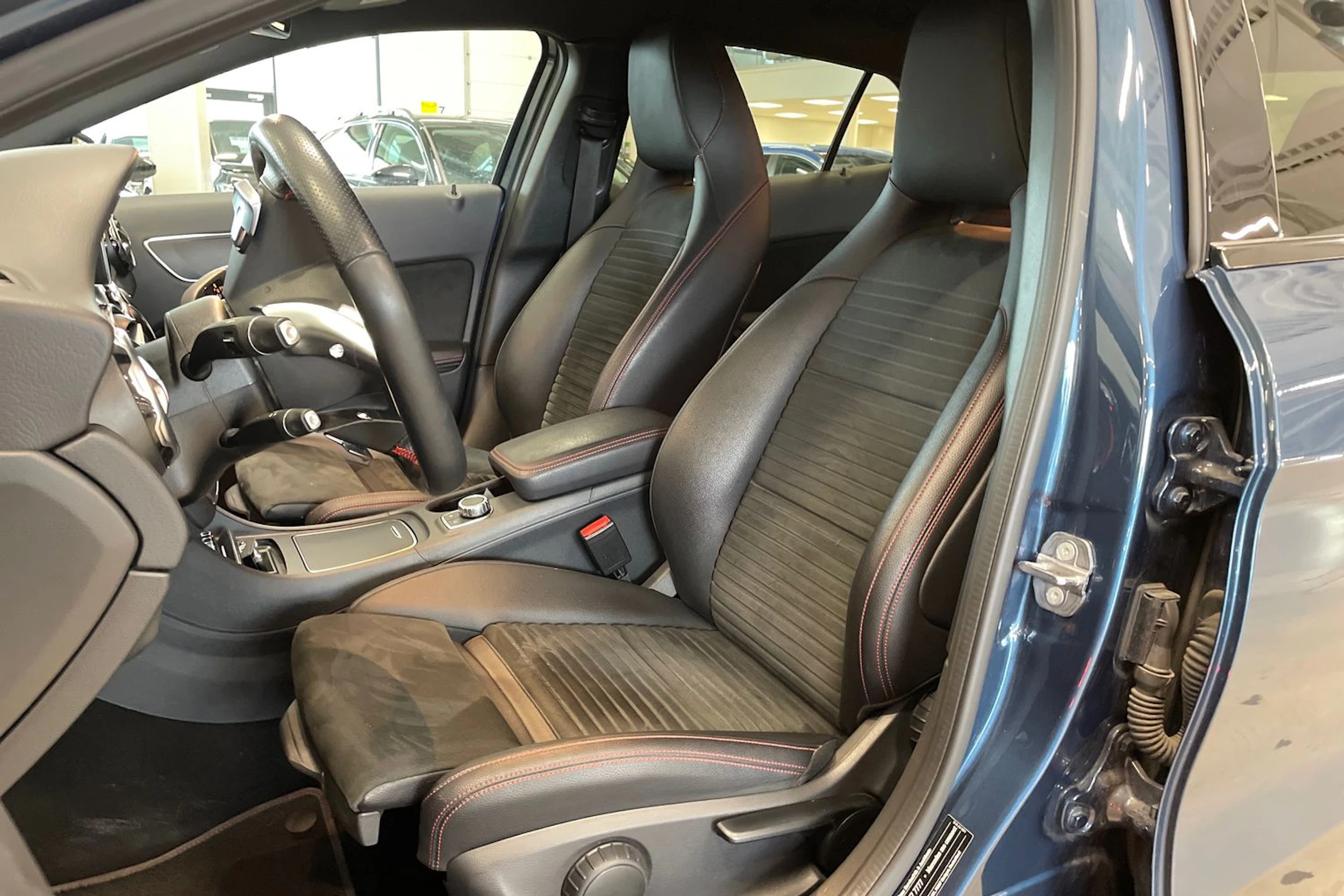 sininen Mercedes-Benz GLA 2019 kuva 11.