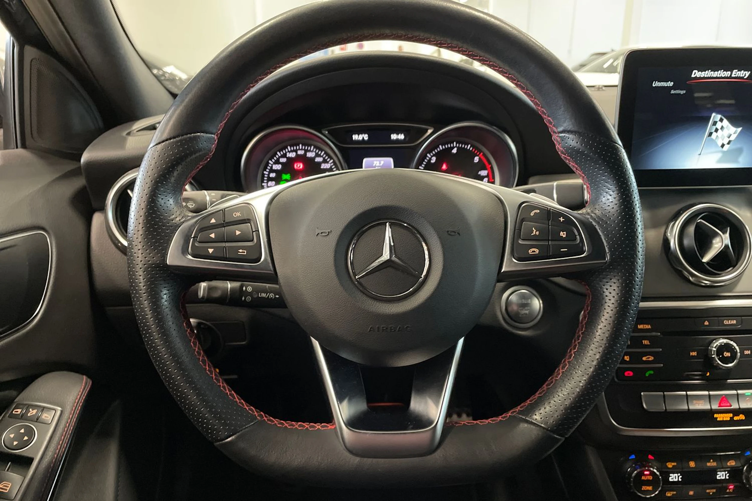 sininen Mercedes-Benz GLA 2019 kuva 12.