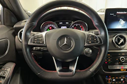 sininen Mercedes-Benz GLA 2019 kuva 12.