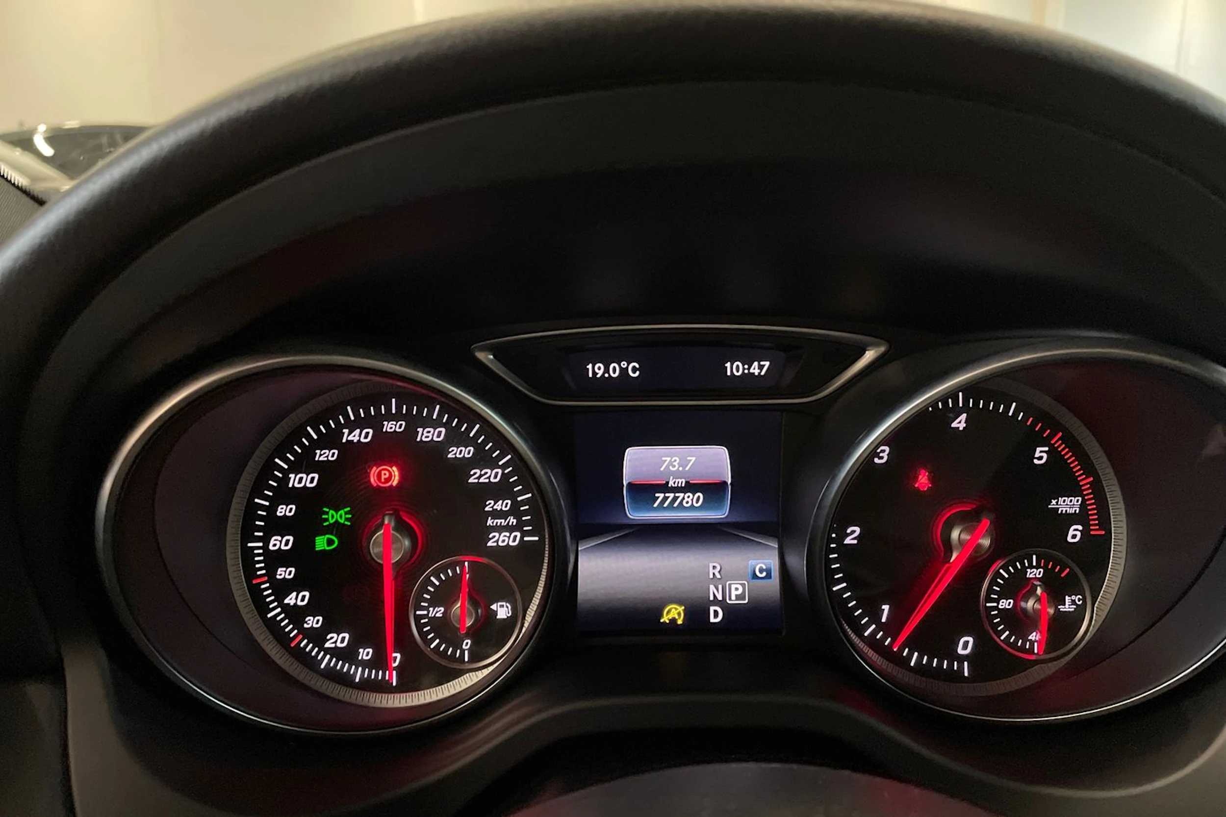 sininen Mercedes-Benz GLA 2019 kuva 16.