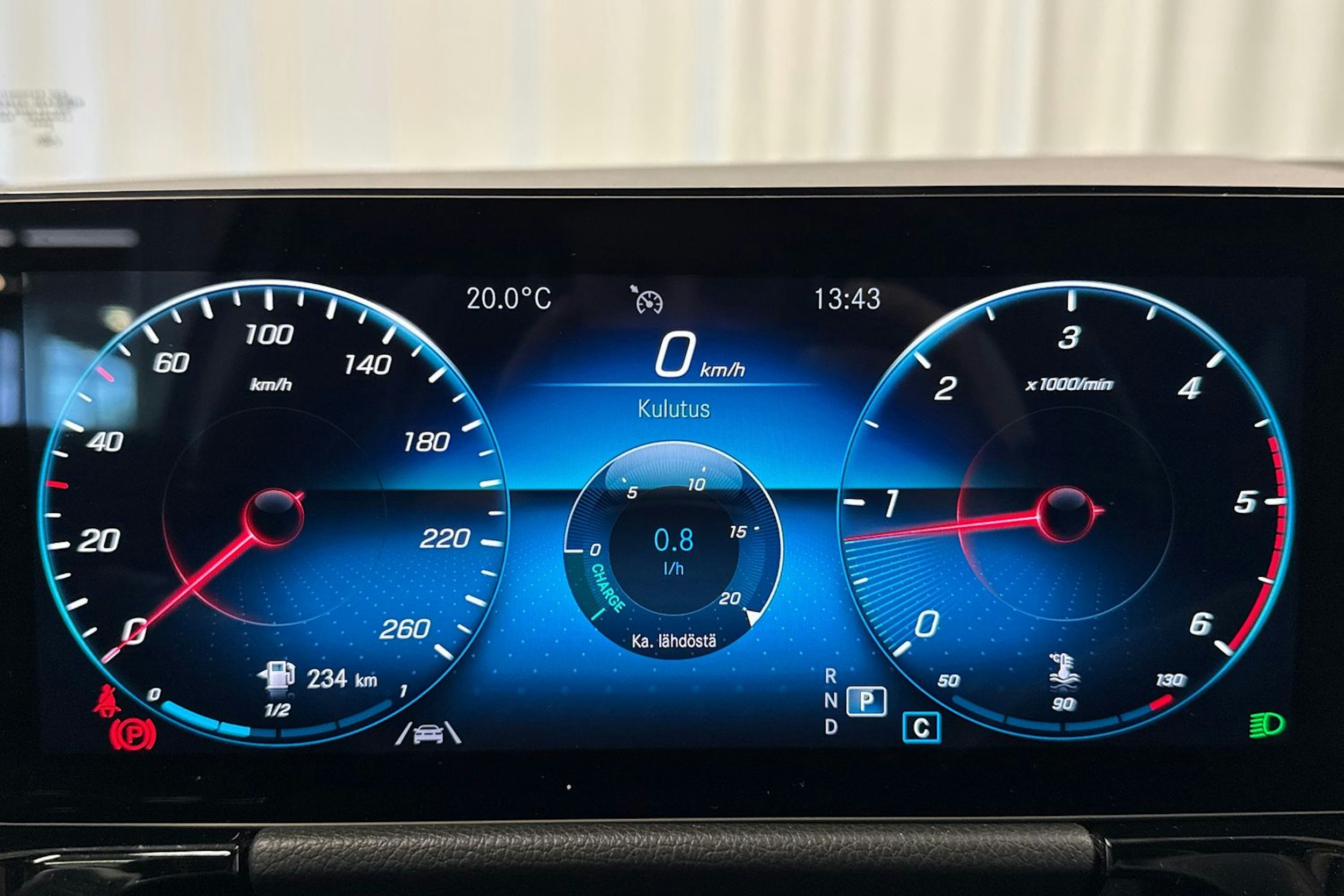 harmaa Mercedes-Benz GLA 2020 kuva 16.