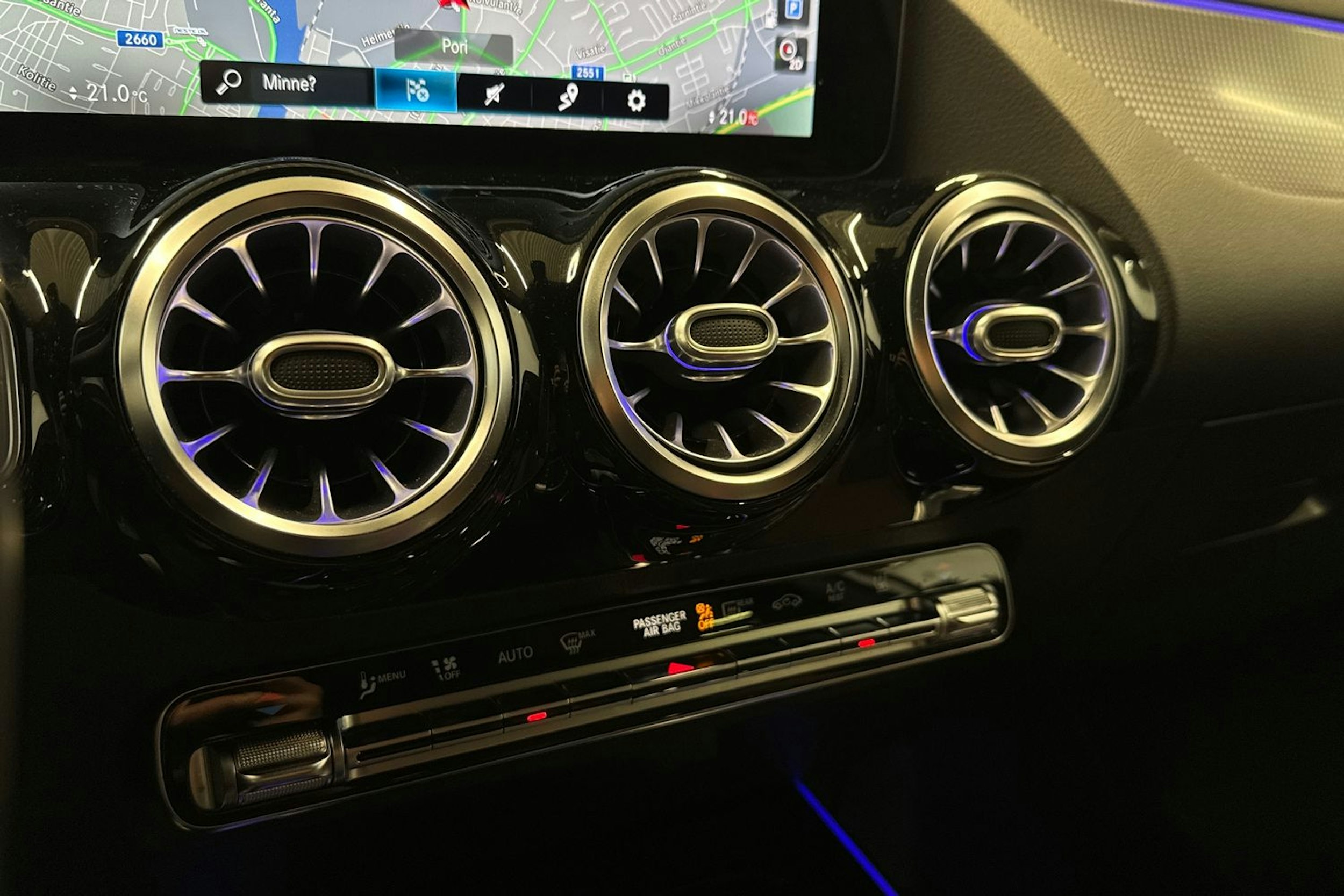 harmaa Mercedes-Benz GLA 2020 kuva 18.