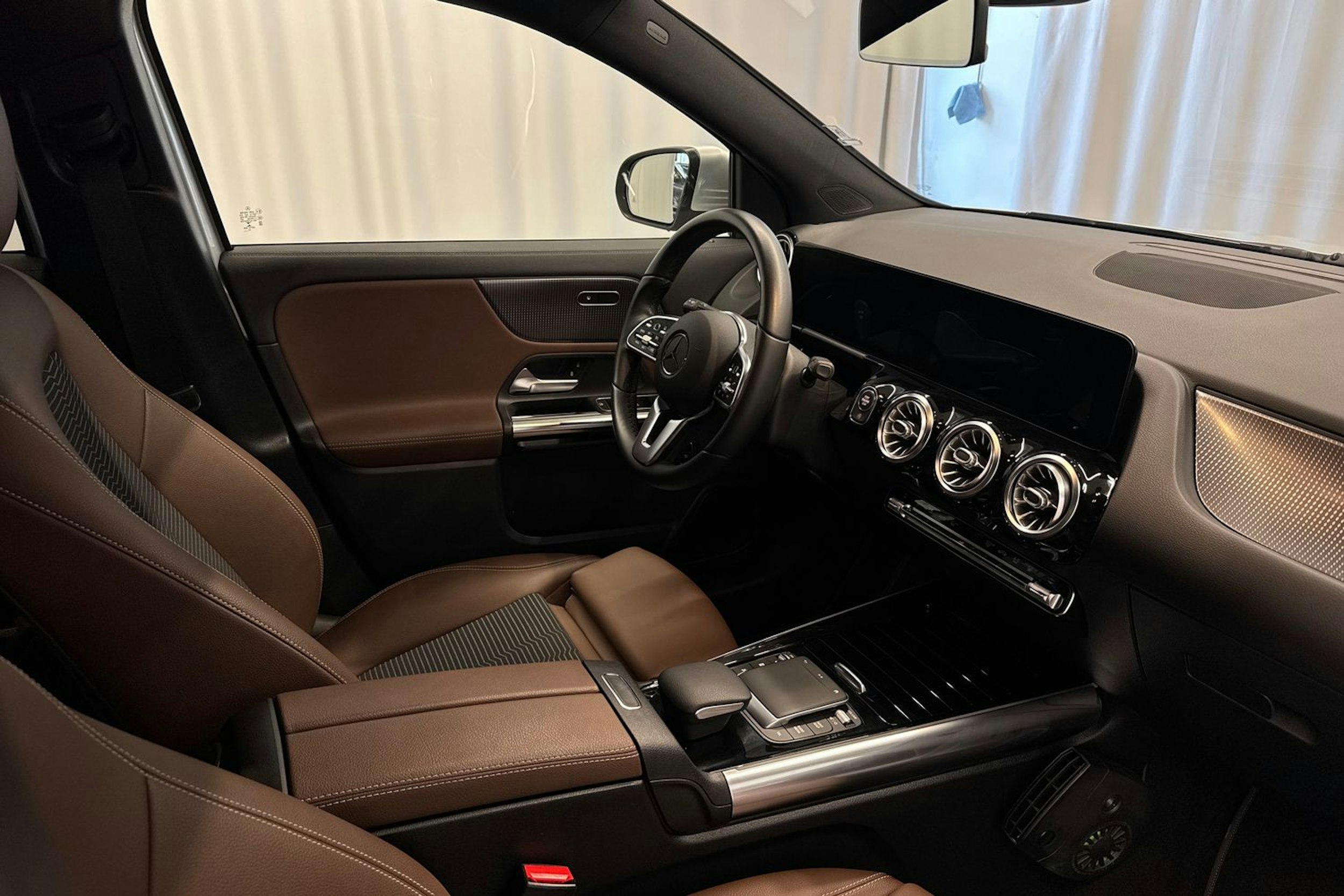 harmaa Mercedes-Benz GLA 2020 kuva 32.