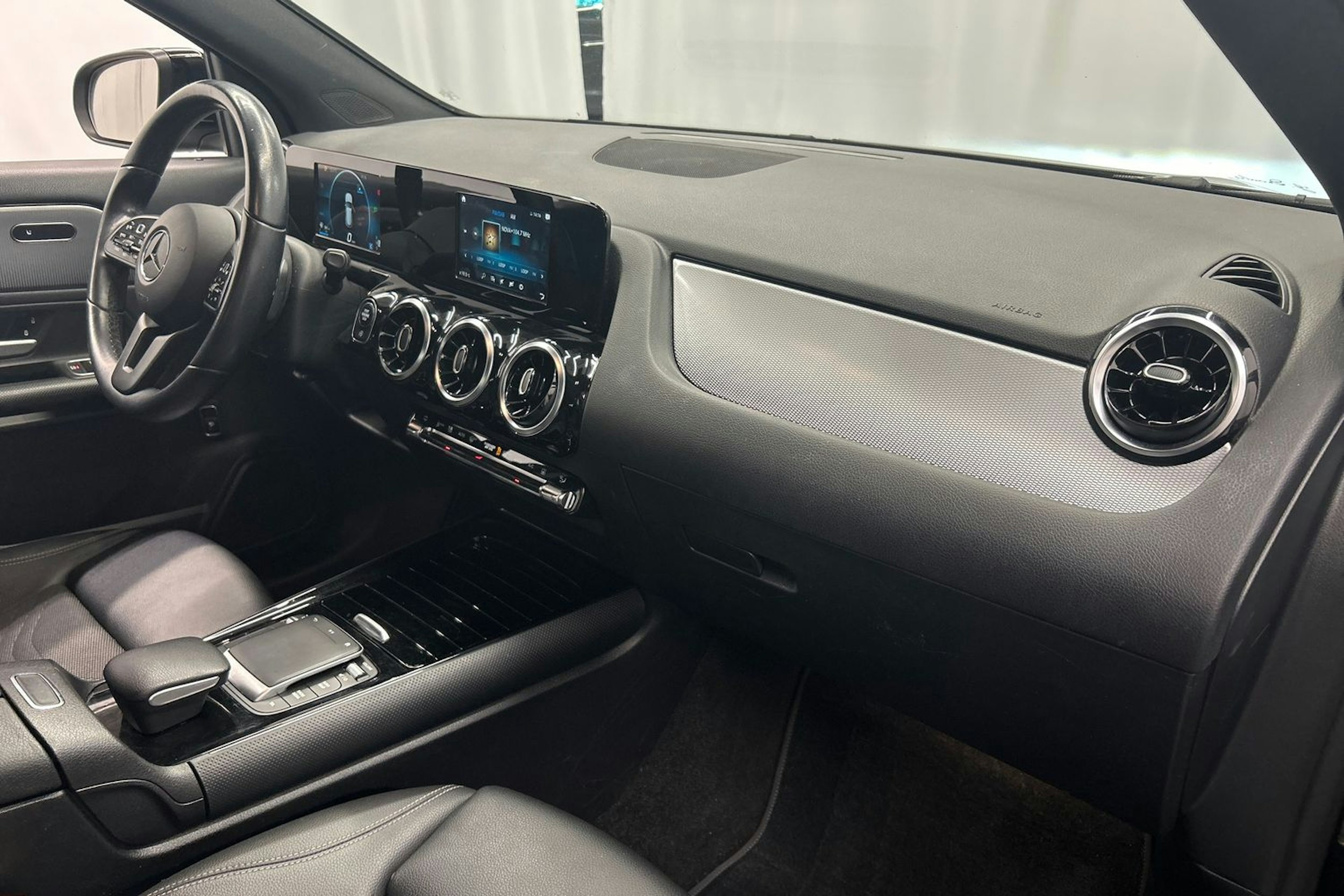 musta Mercedes-Benz GLA 2021 kuva 15.