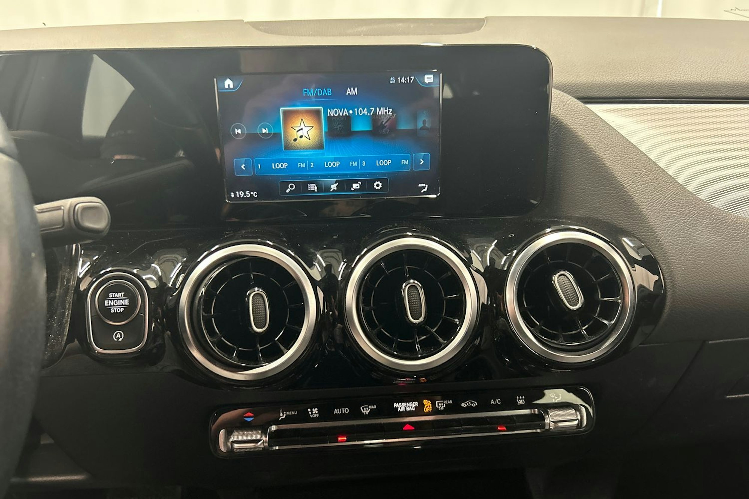 musta Mercedes-Benz GLA 2021 kuva 21.