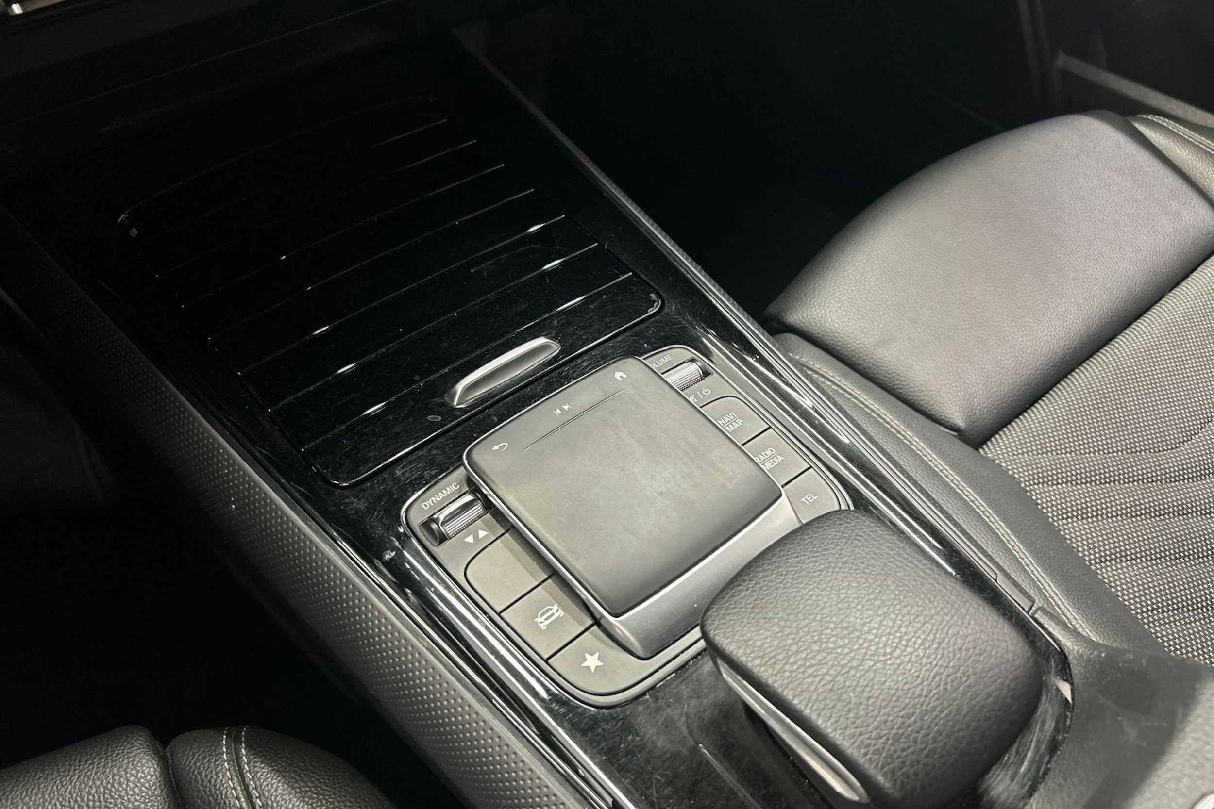 musta Mercedes-Benz GLA 2021 kuva 25.