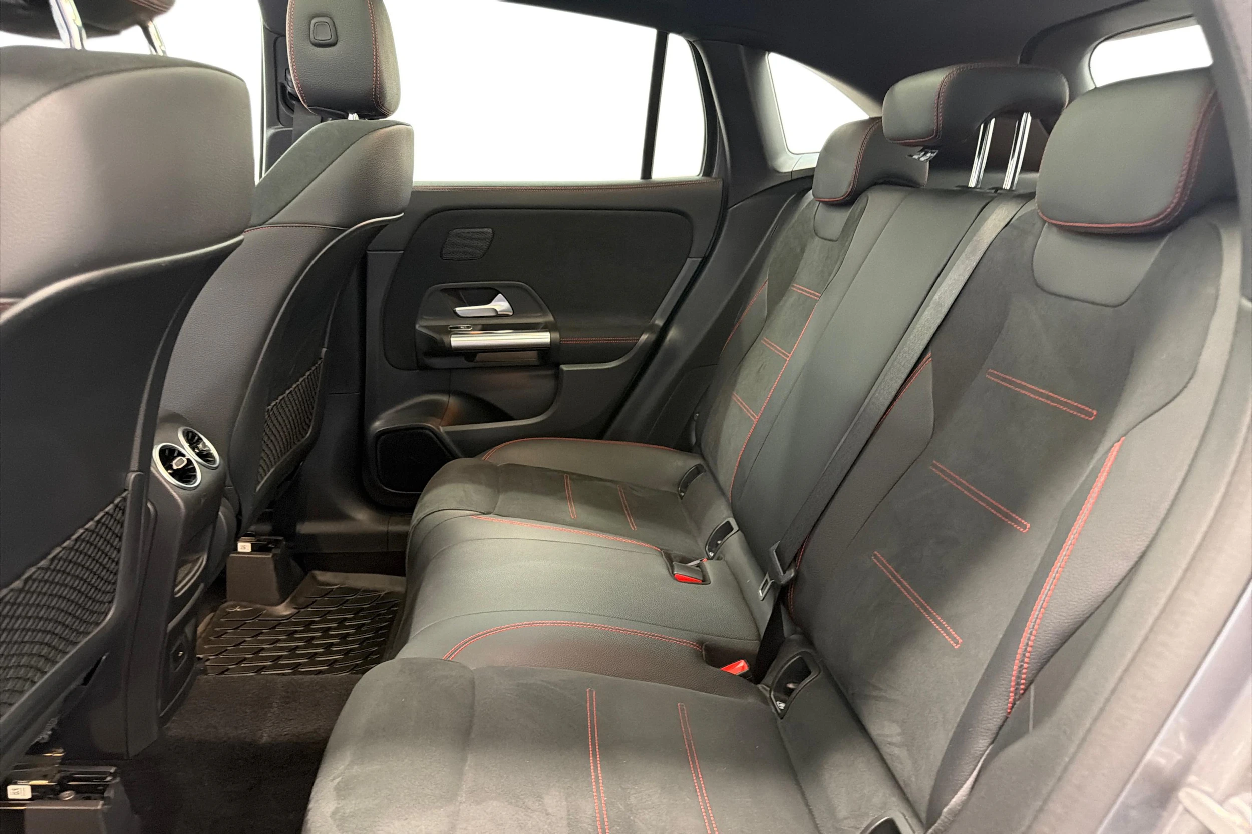 harmaa Mercedes-Benz GLA 2021 kuva 8.