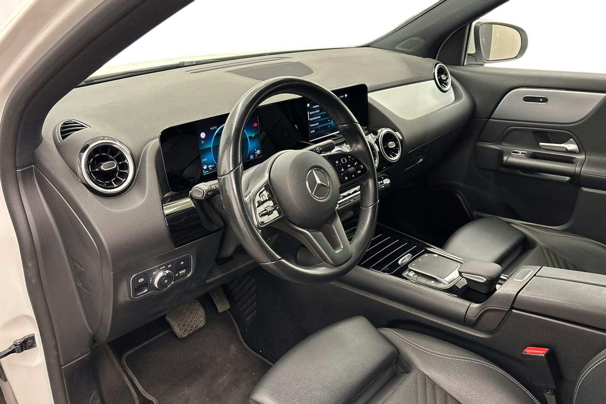 valkoinen Mercedes-Benz GLA 2021 kuva 3.
