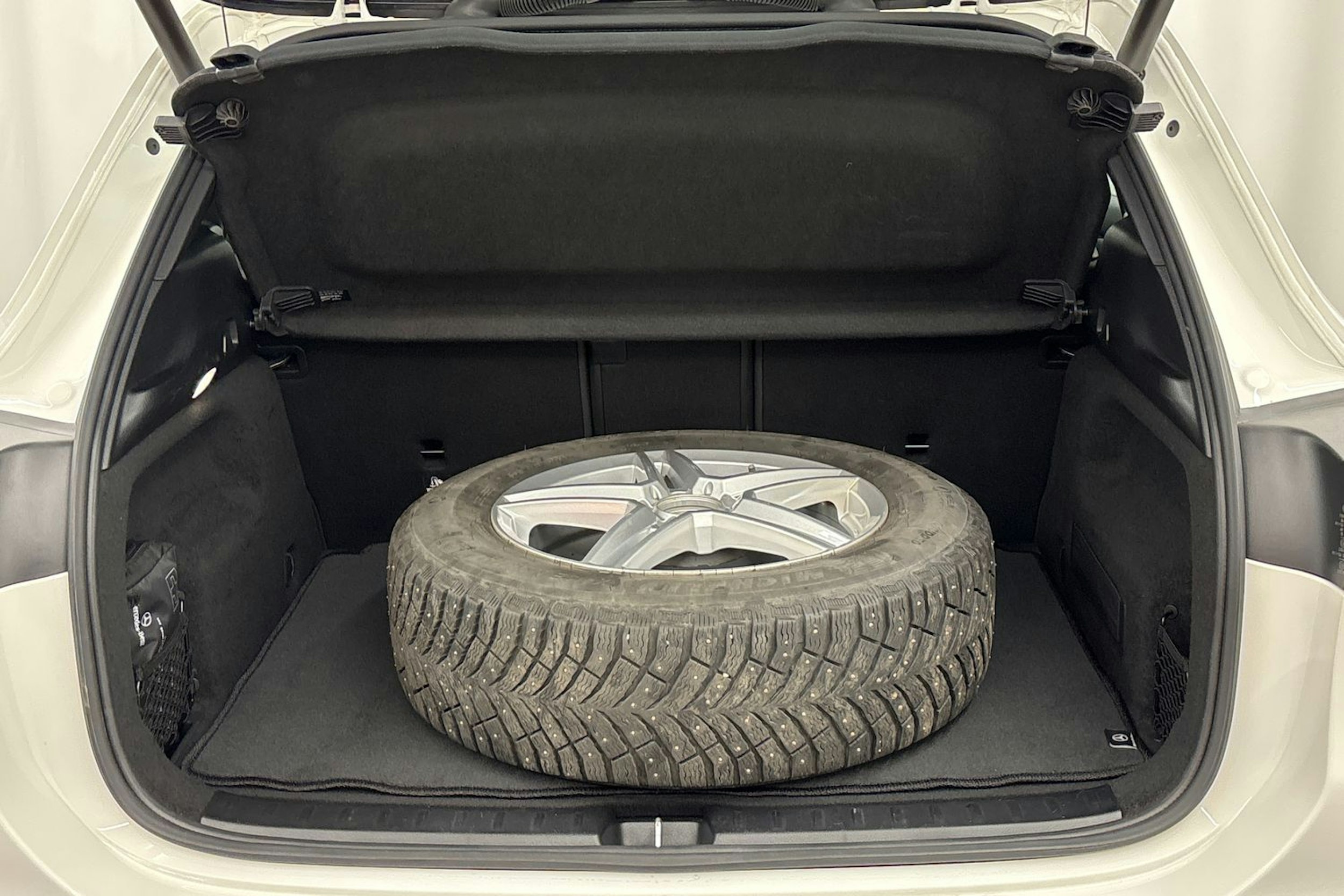 valkoinen Mercedes-Benz GLA 2021 kuva 21.