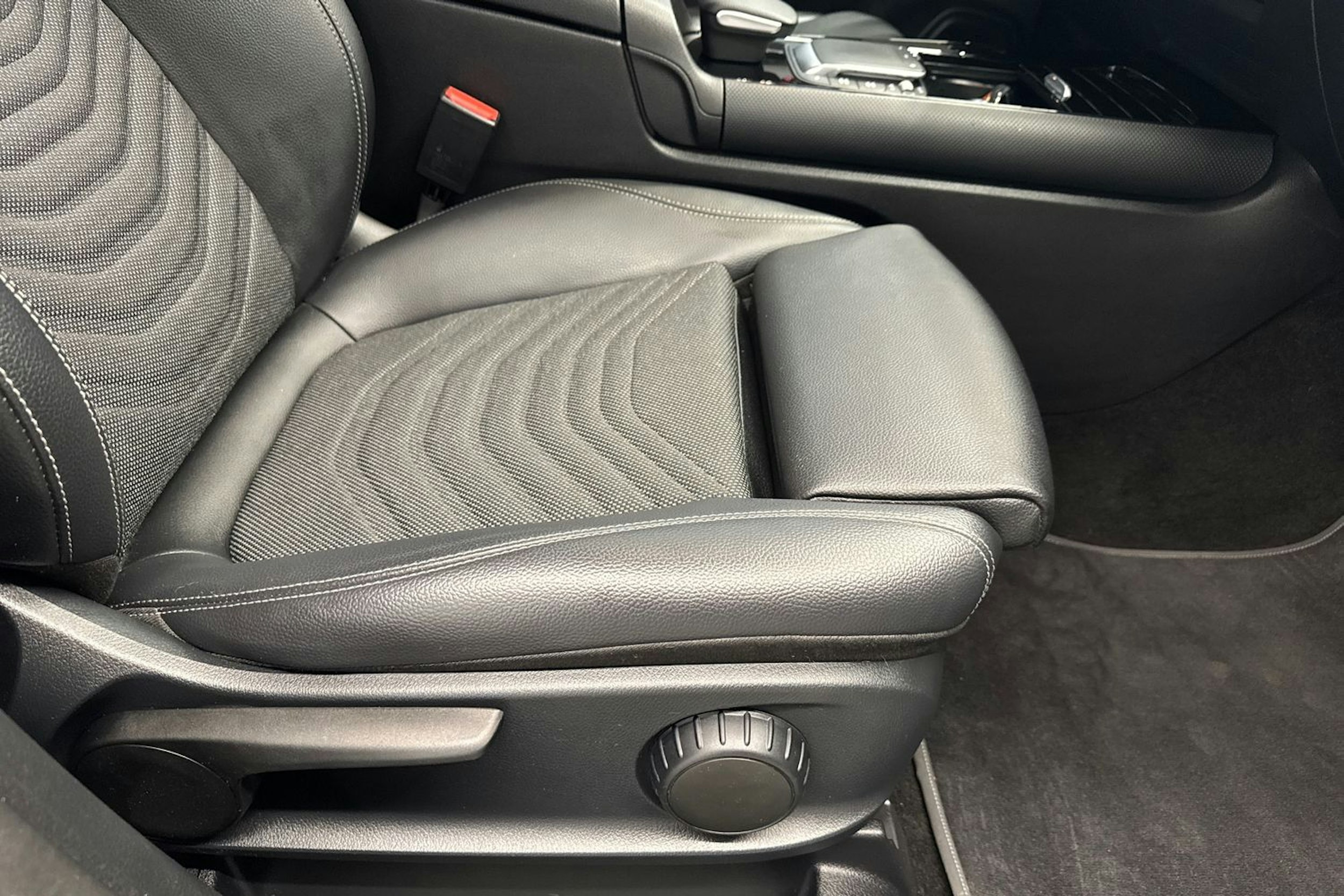 musta Mercedes-Benz GLA 2021 kuva 29.