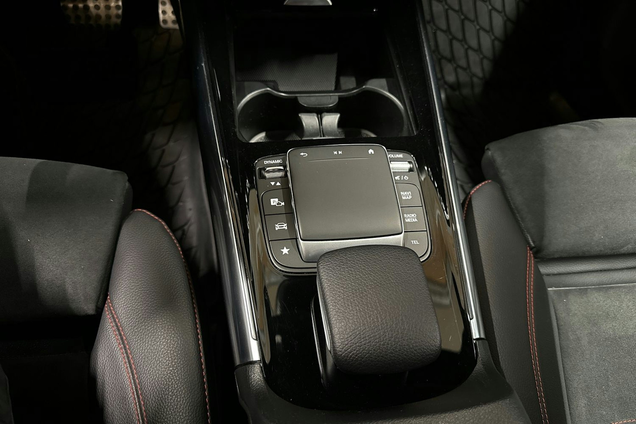 harmaa Mercedes-Benz GLA 2021 kuva 22.