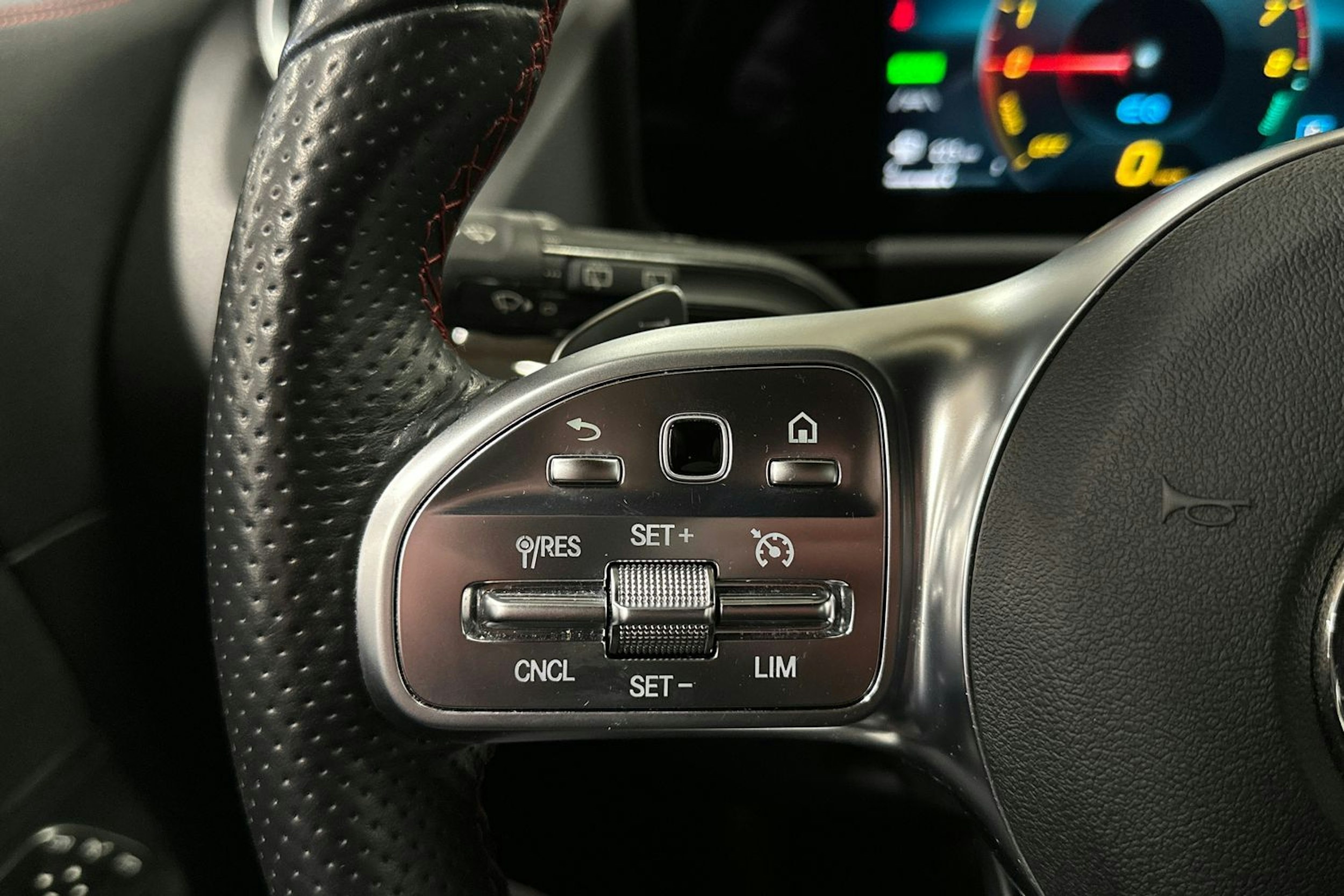 harmaa Mercedes-Benz GLA 2021 kuva 26.