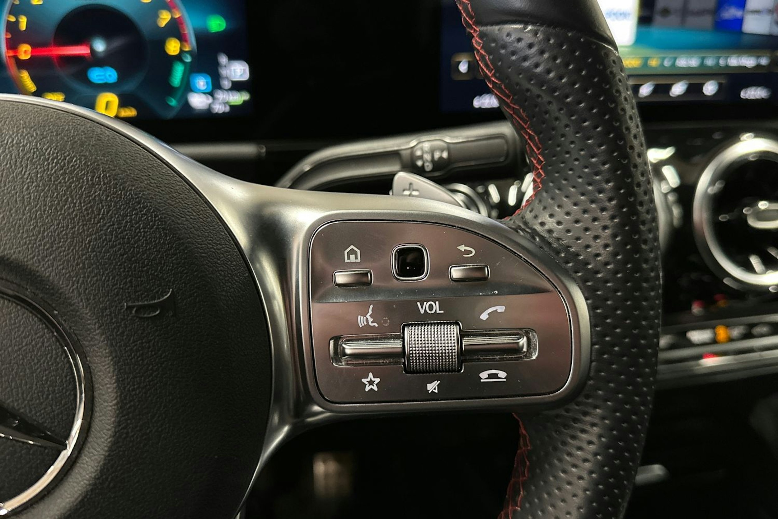 harmaa Mercedes-Benz GLA 2021 kuva 27.