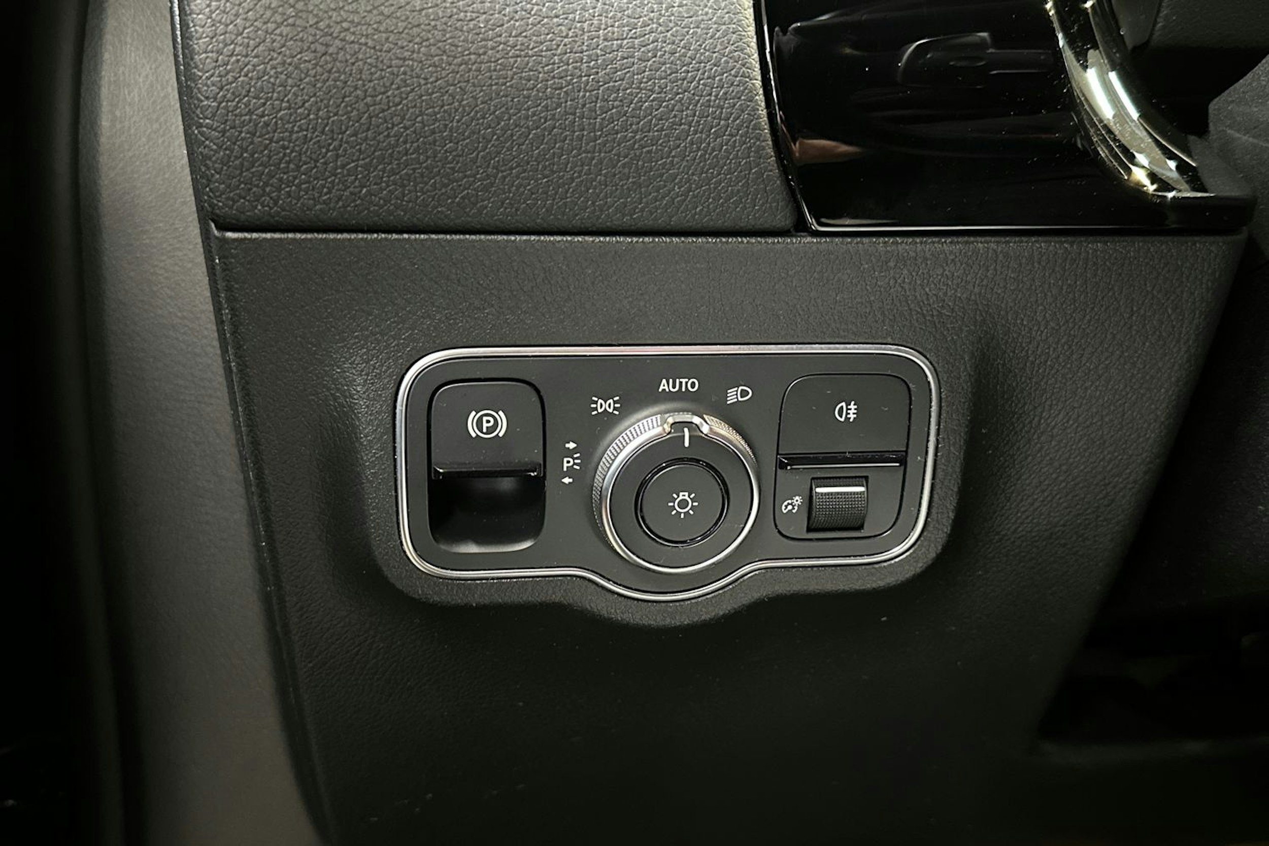 harmaa Mercedes-Benz GLA 2021 kuva 28.