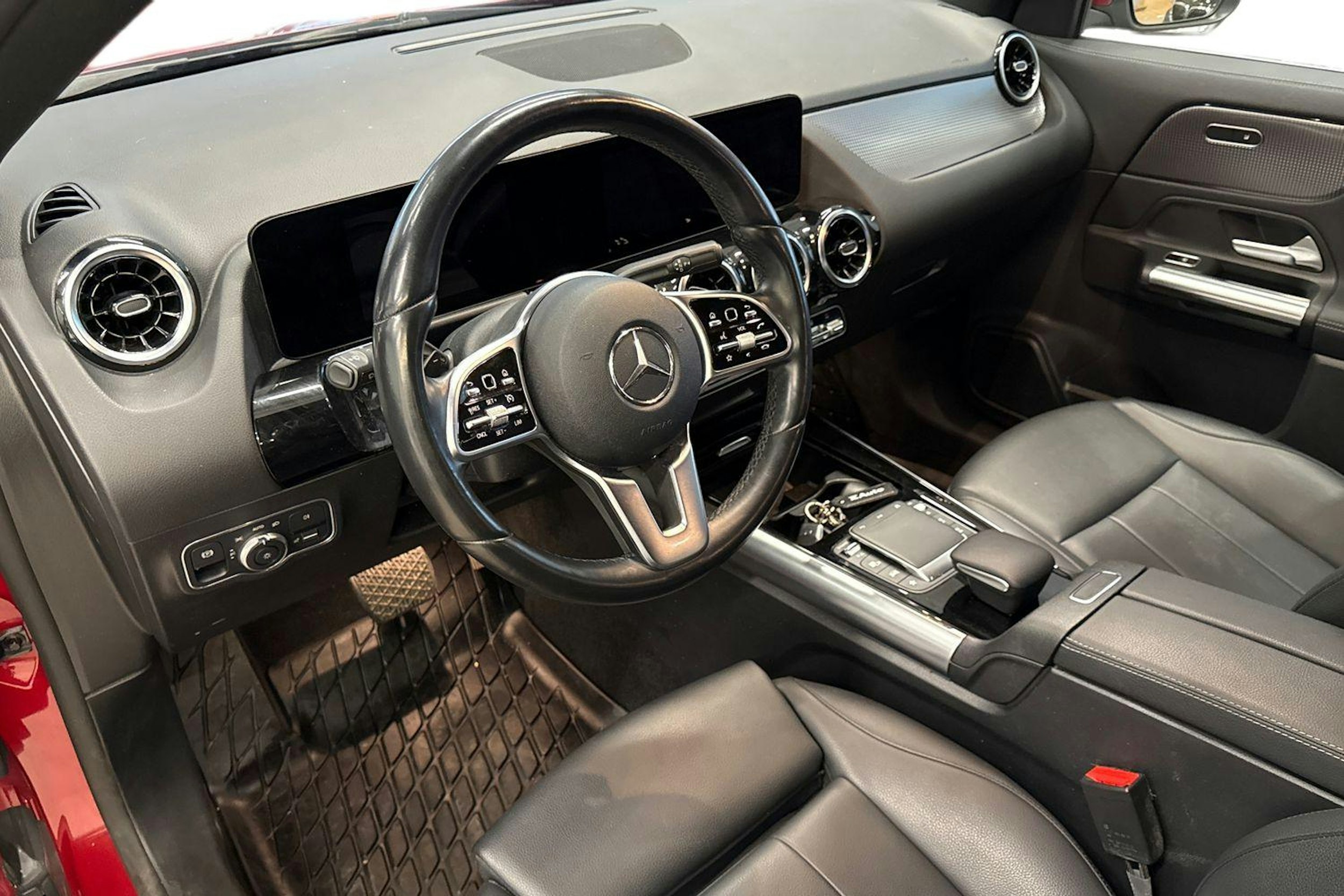 Punainen Mercedes-Benz GLA 2022 kuva 7.