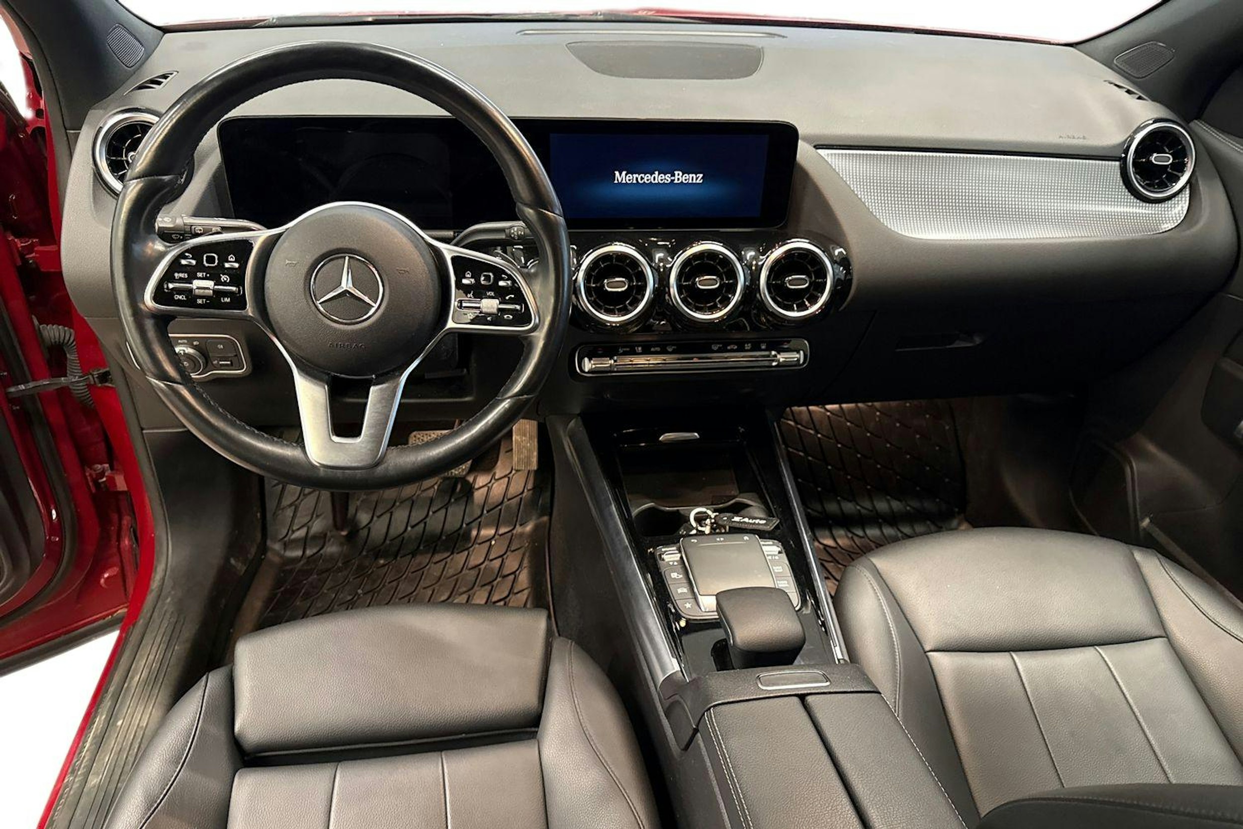 Punainen Mercedes-Benz GLA 2022 kuva 9.