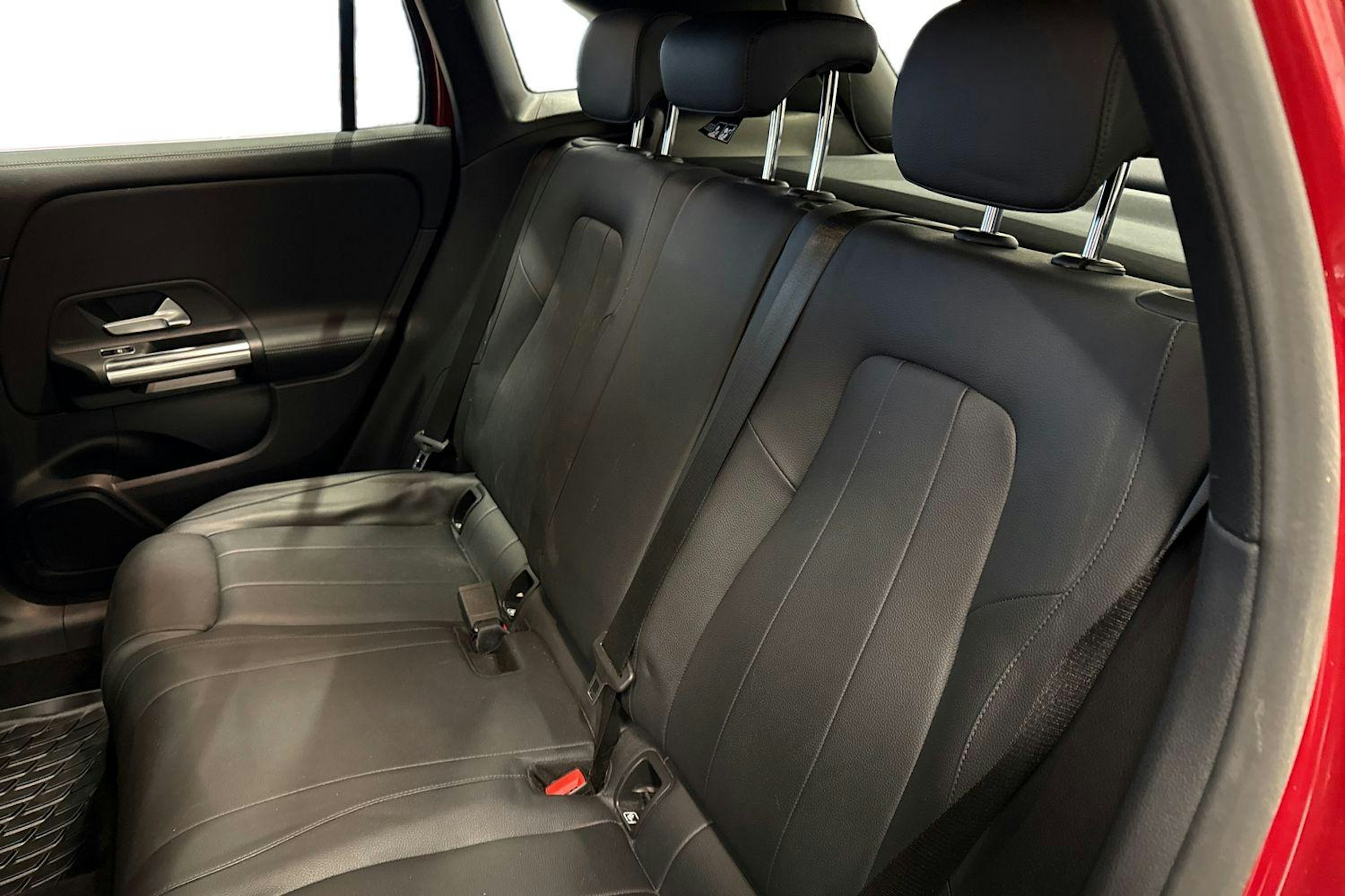 Punainen Mercedes-Benz GLA 2022 kuva 10.