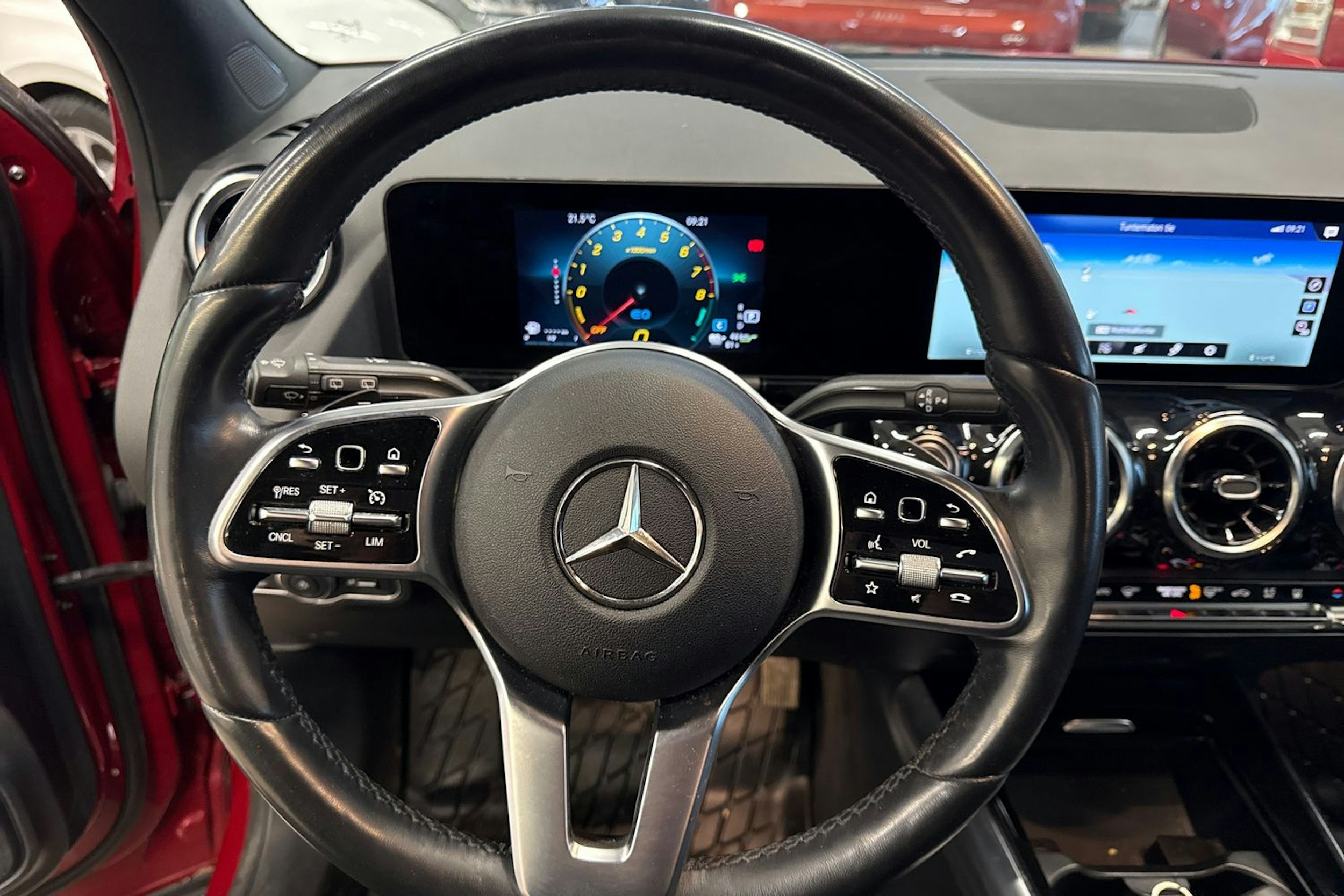 Punainen Mercedes-Benz GLA 2022 kuva 14.