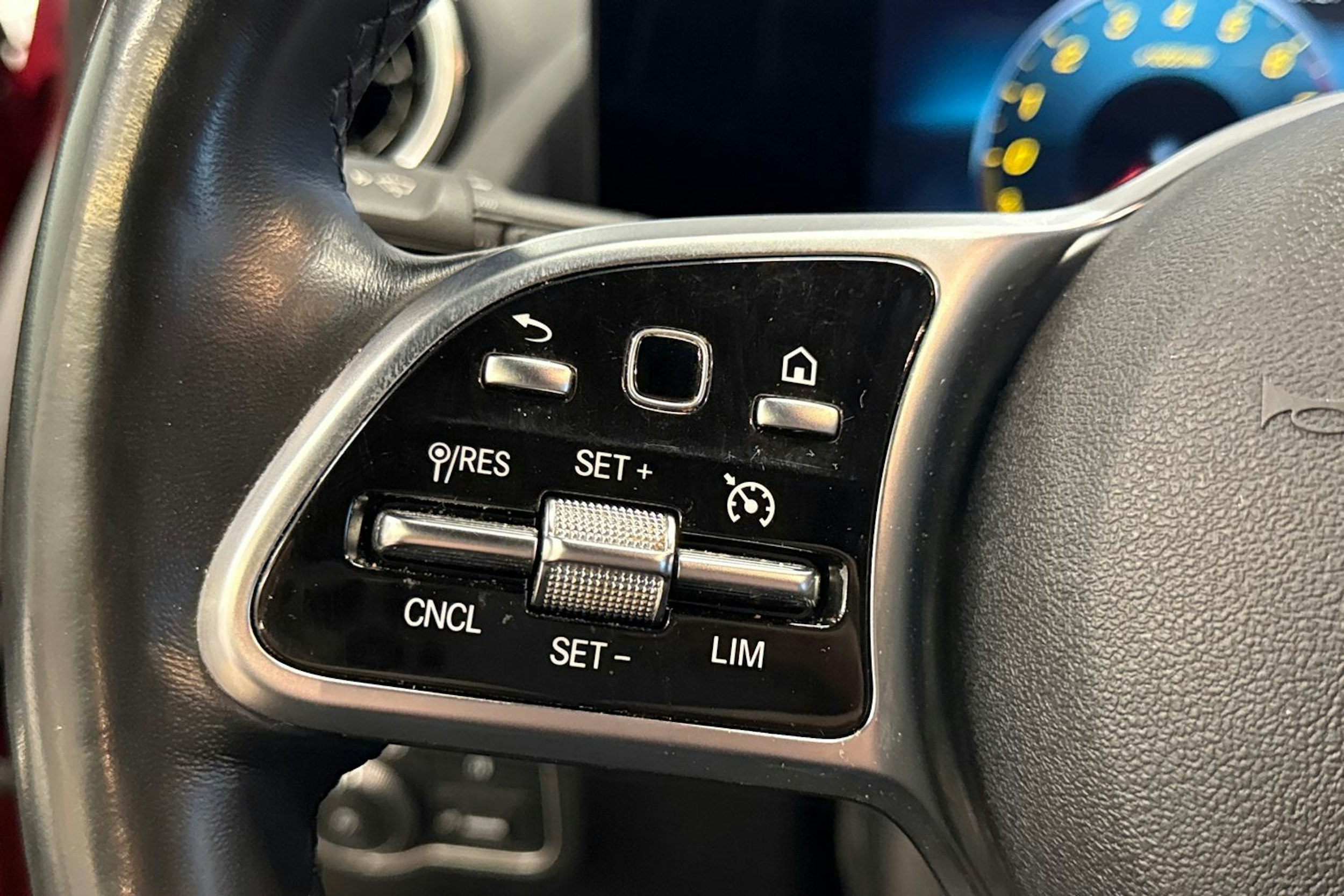 Punainen Mercedes-Benz GLA 2022 kuva 15.