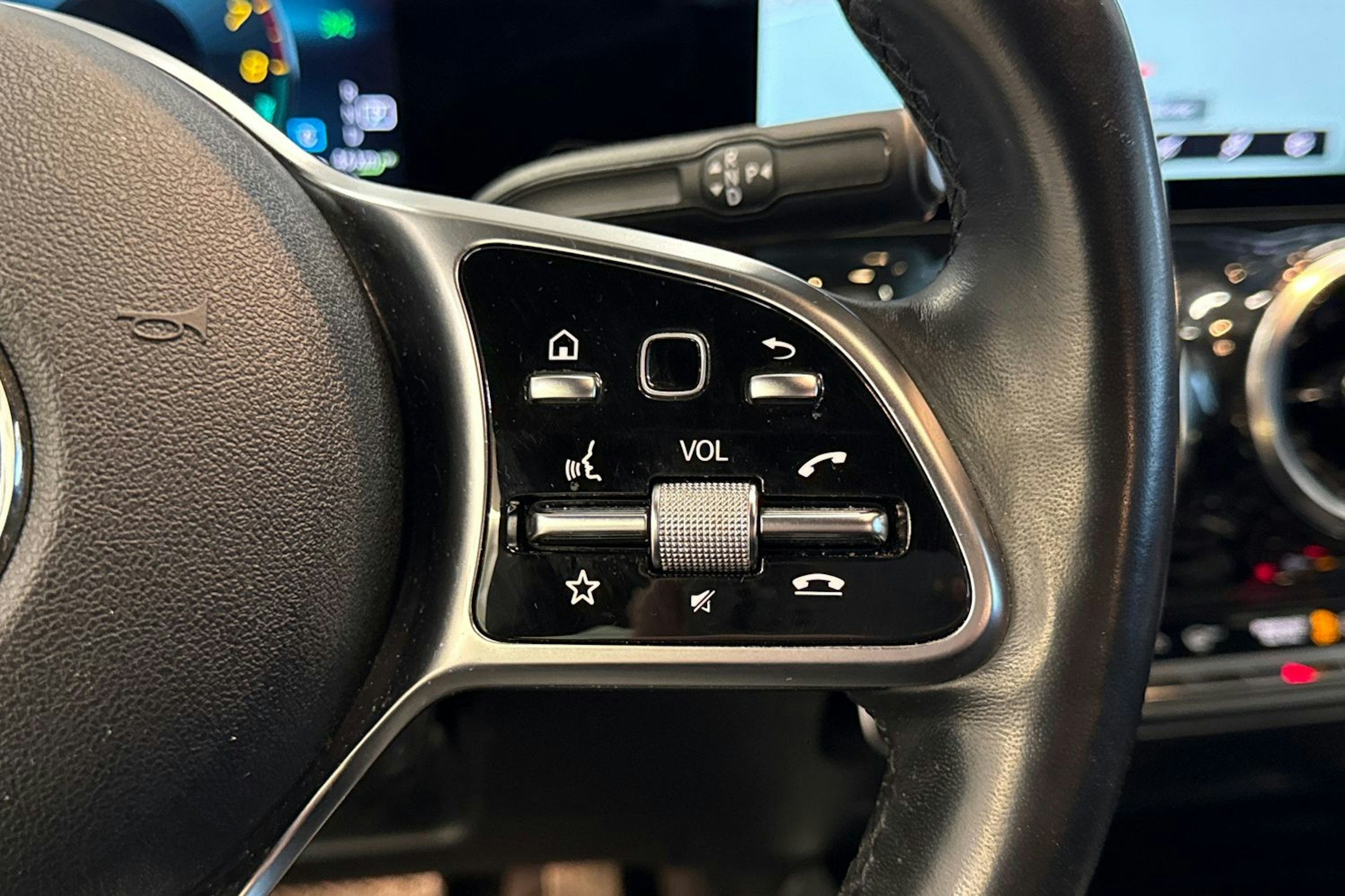 Punainen Mercedes-Benz GLA 2022 kuva 16.