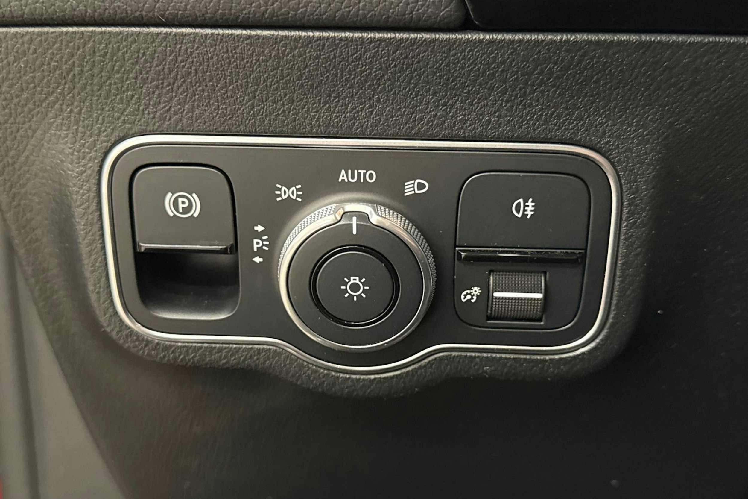 Punainen Mercedes-Benz GLA 2022 kuva 17.