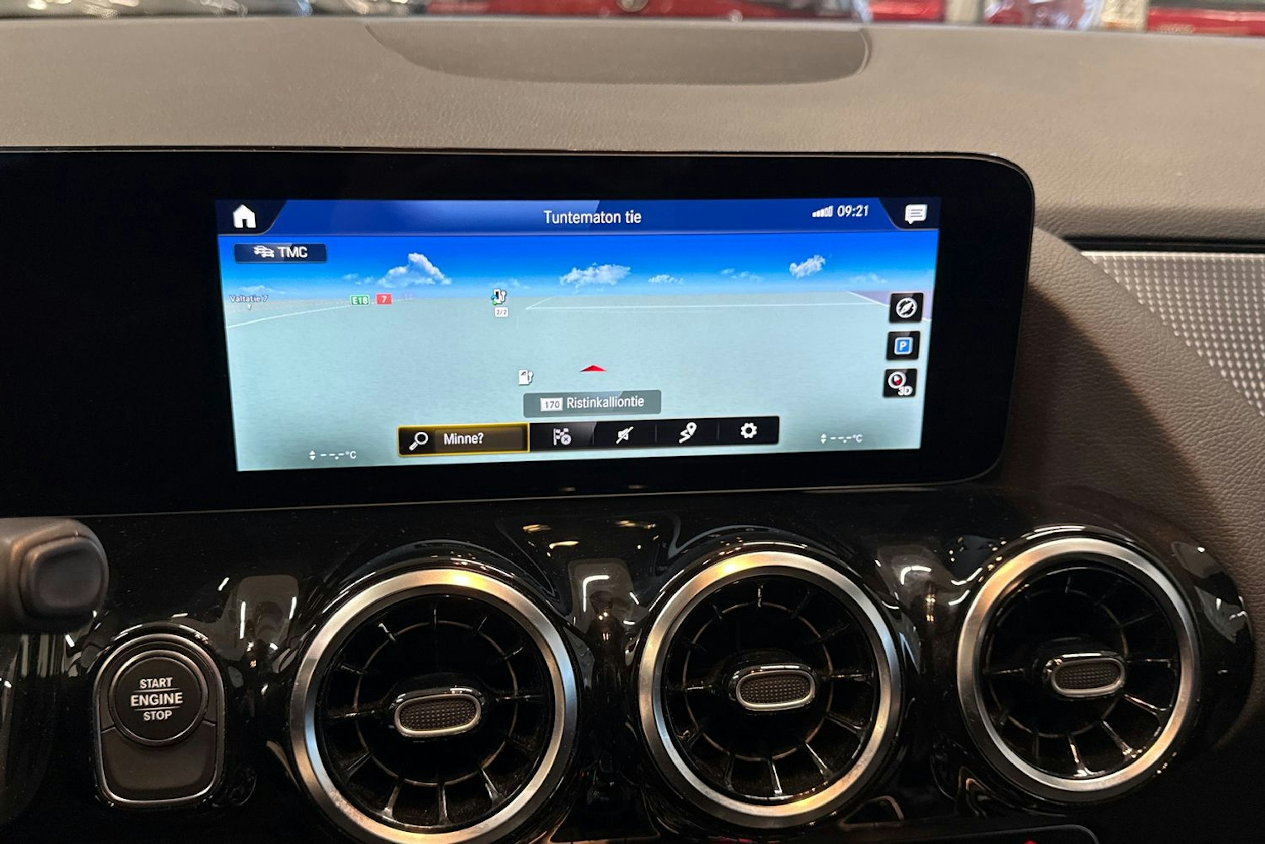 Punainen Mercedes-Benz GLA 2022 kuva 18.