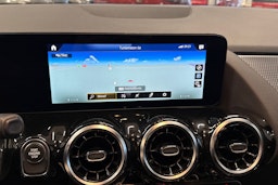 Punainen Mercedes-Benz GLA 2022 kuva 18.