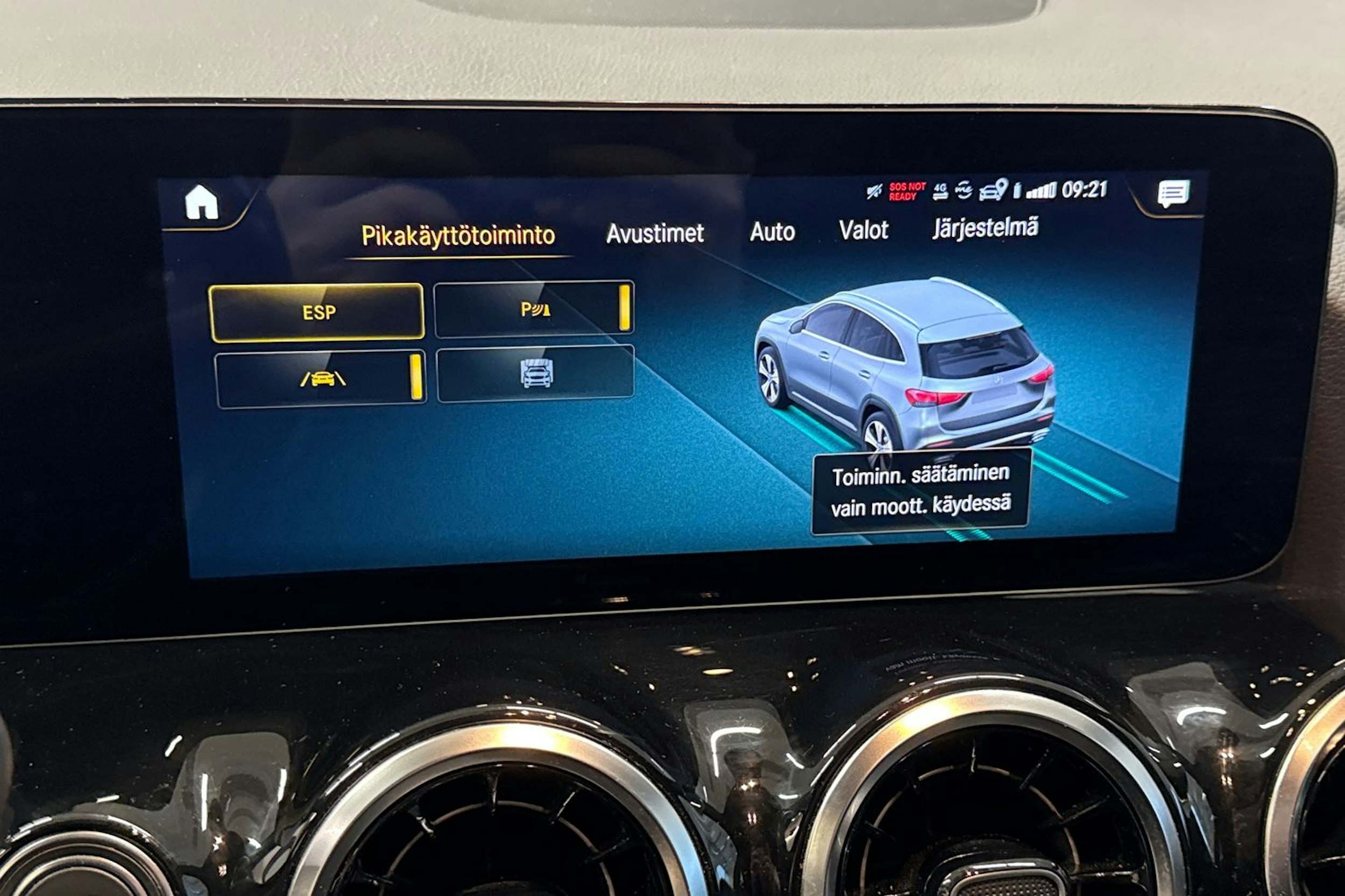 Punainen Mercedes-Benz GLA 2022 kuva 19.