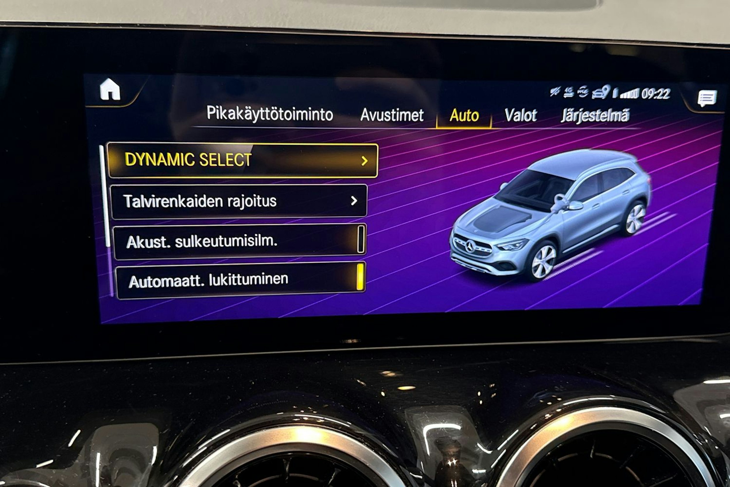 Punainen Mercedes-Benz GLA 2022 kuva 21.