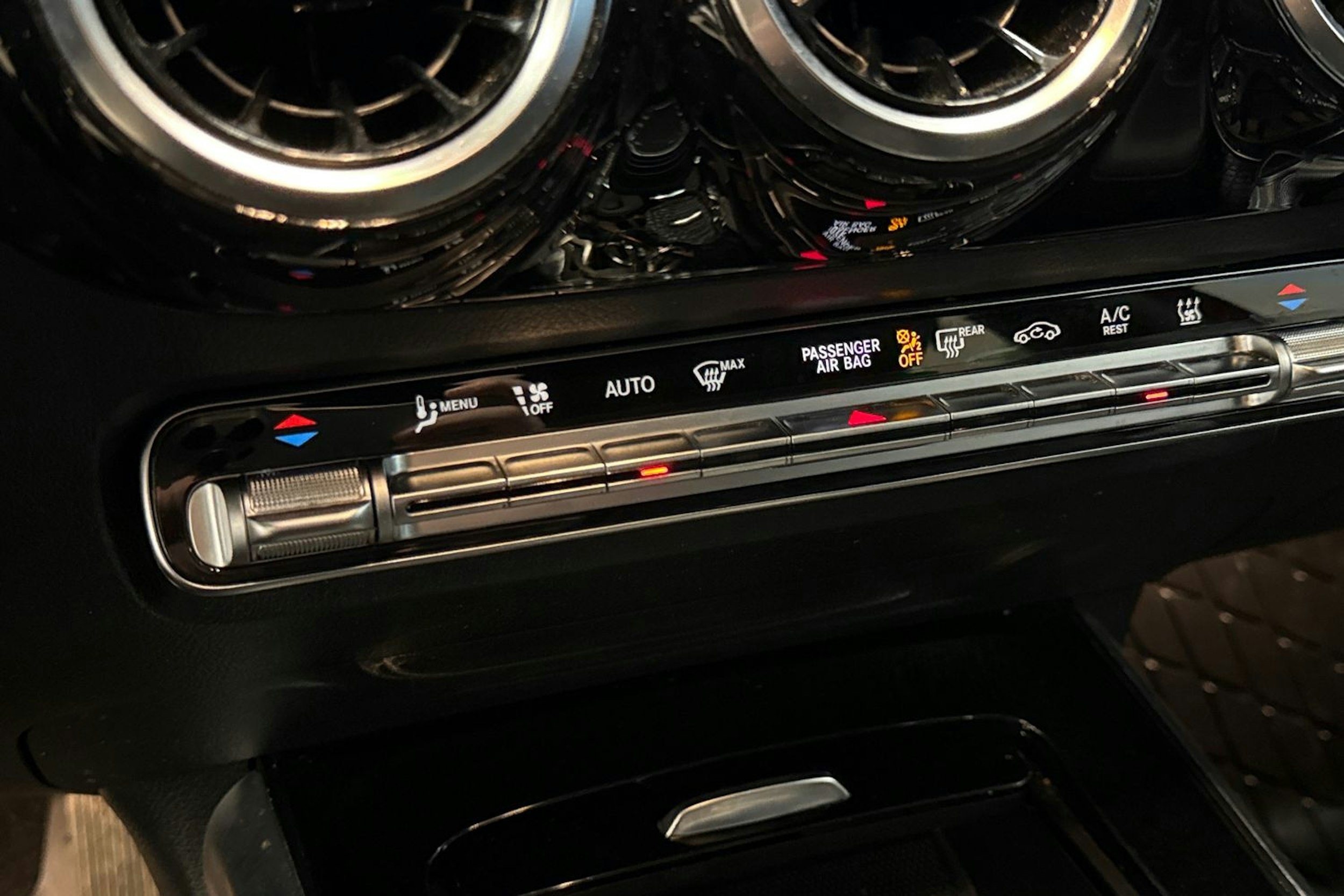 Punainen Mercedes-Benz GLA 2022 kuva 22.