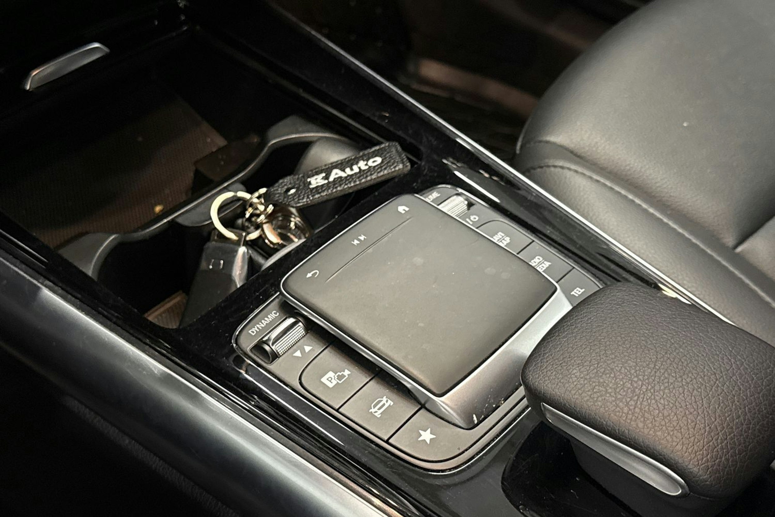 Punainen Mercedes-Benz GLA 2022 kuva 23.