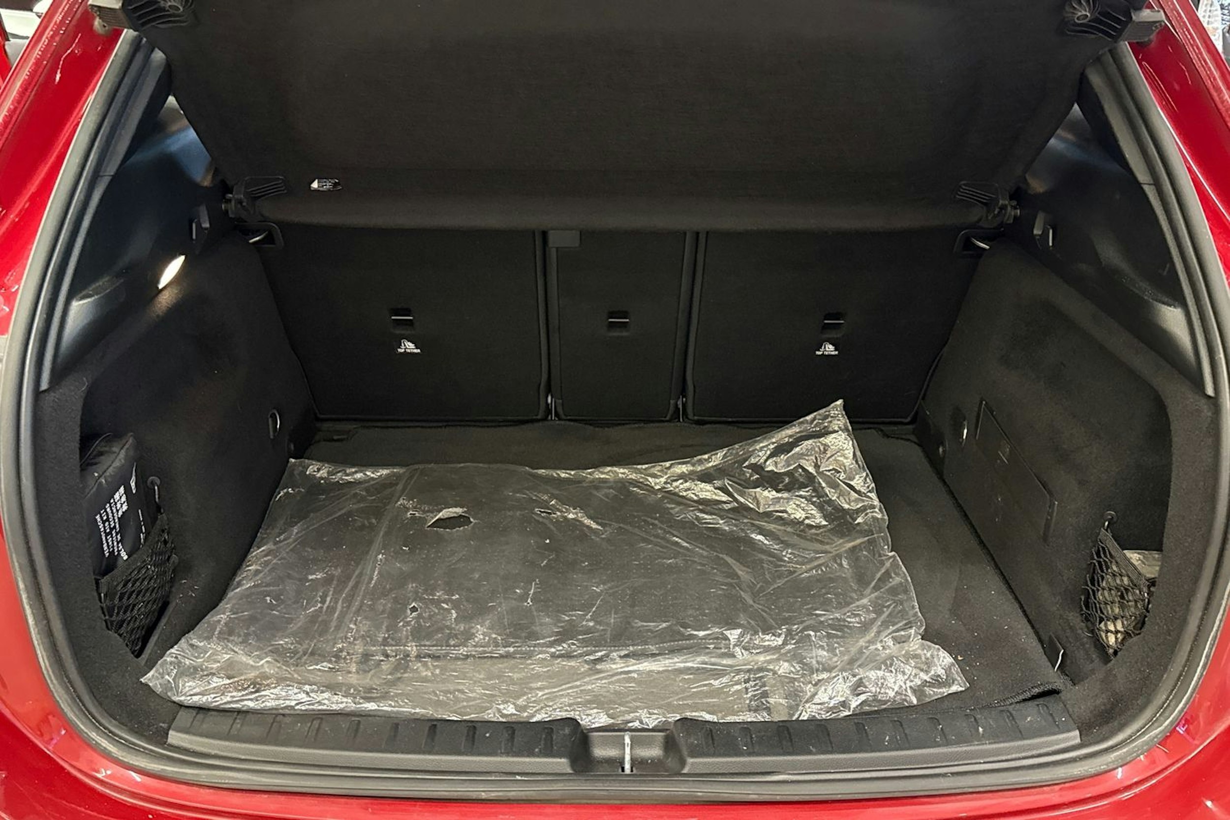 Punainen Mercedes-Benz GLA 2022 kuva 27.