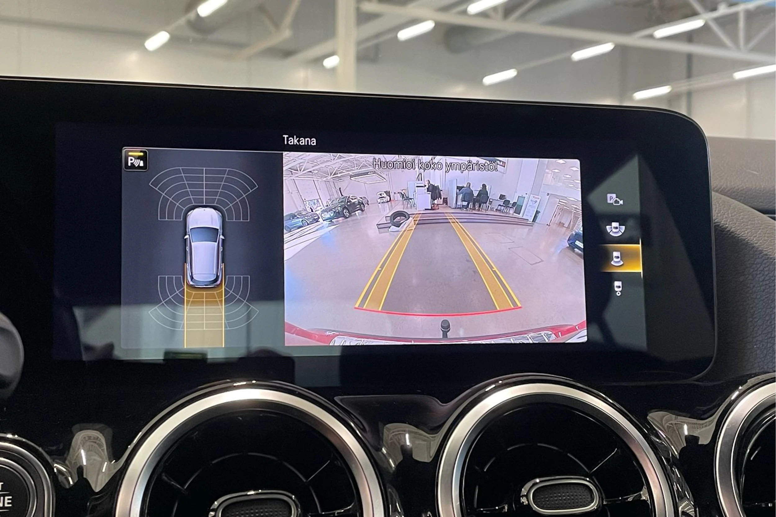 met. punainen Mercedes-Benz GLA 2022 kuva 32.