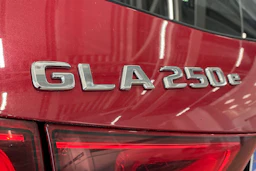 met. punainen Mercedes-Benz GLA 2022 kuva 34.