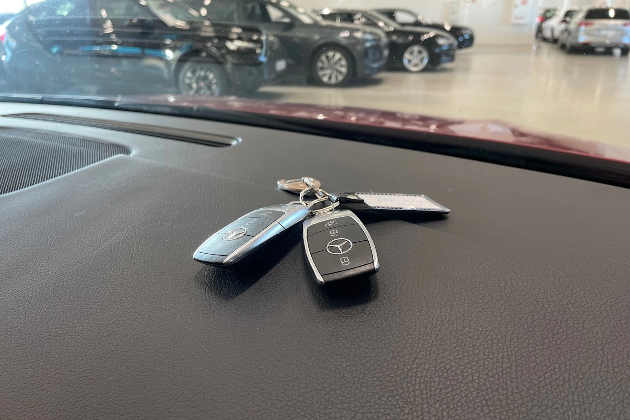 met. punainen Mercedes-Benz GLA 2022 kuva 35.