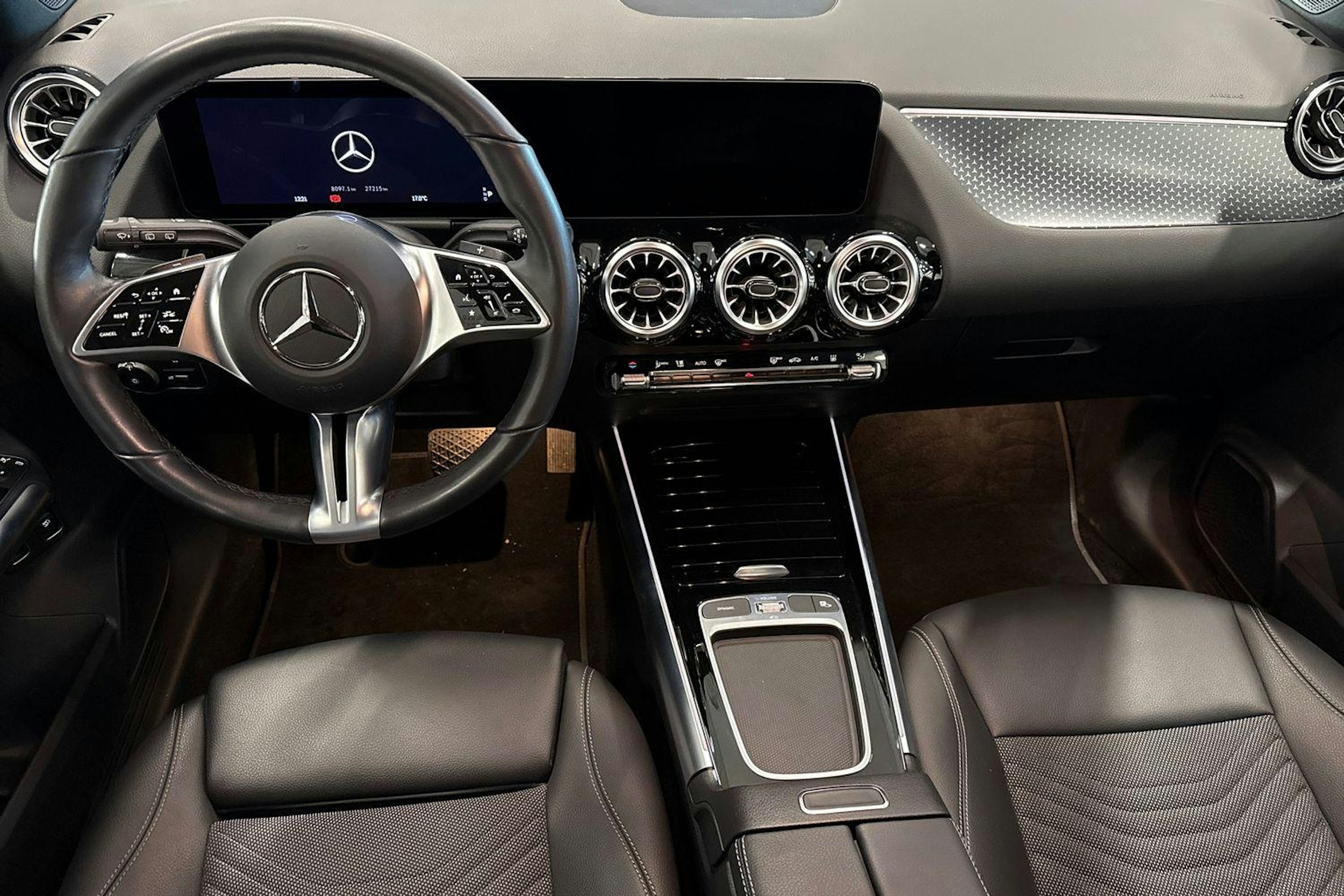 harmaa Mercedes-Benz GLA 2024 kuva 9.