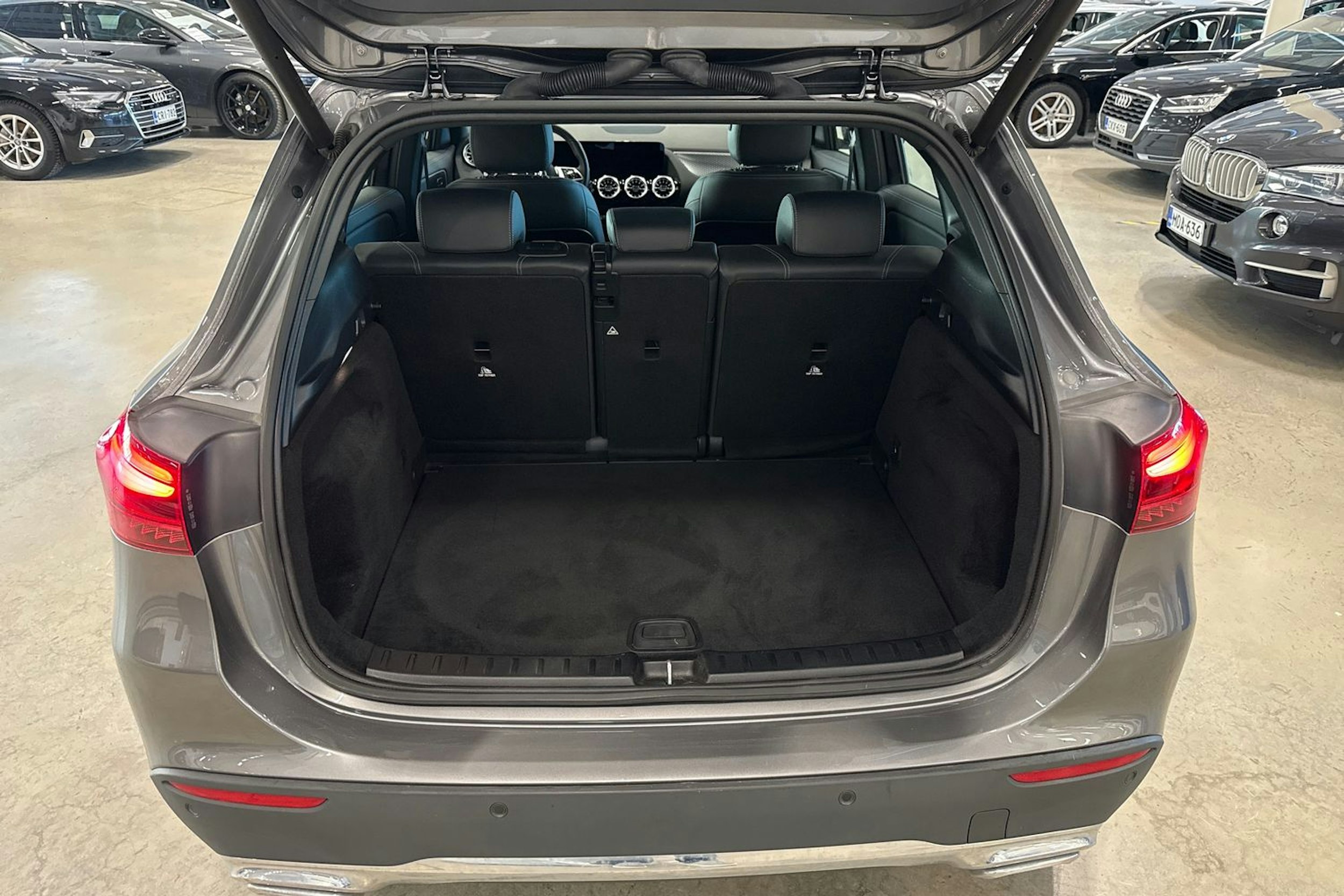 harmaa Mercedes-Benz GLA 2024 kuva 14.