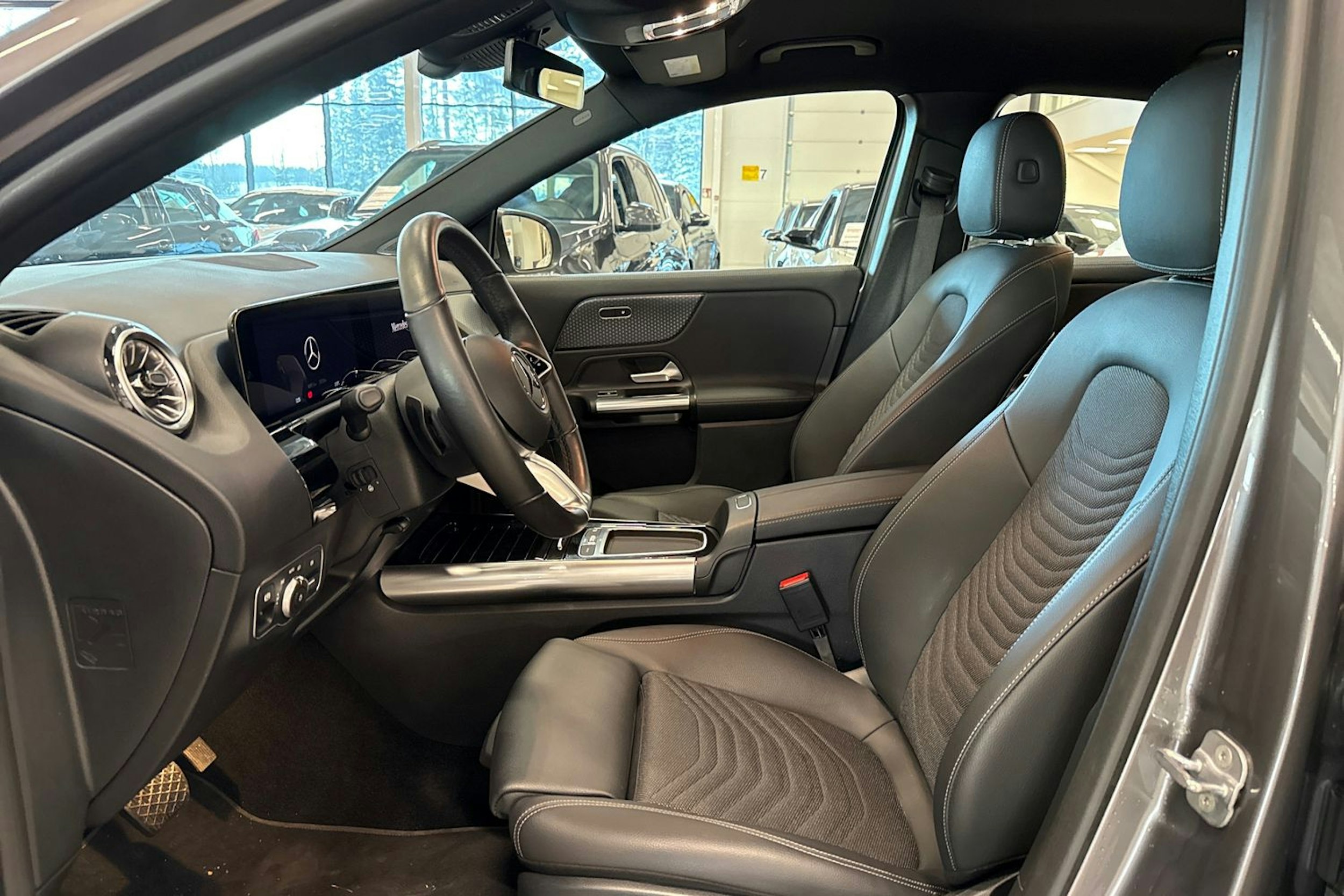 harmaa Mercedes-Benz GLA 2024 kuva 17.