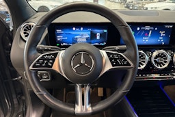 harmaa Mercedes-Benz GLA 2024 kuva 19.