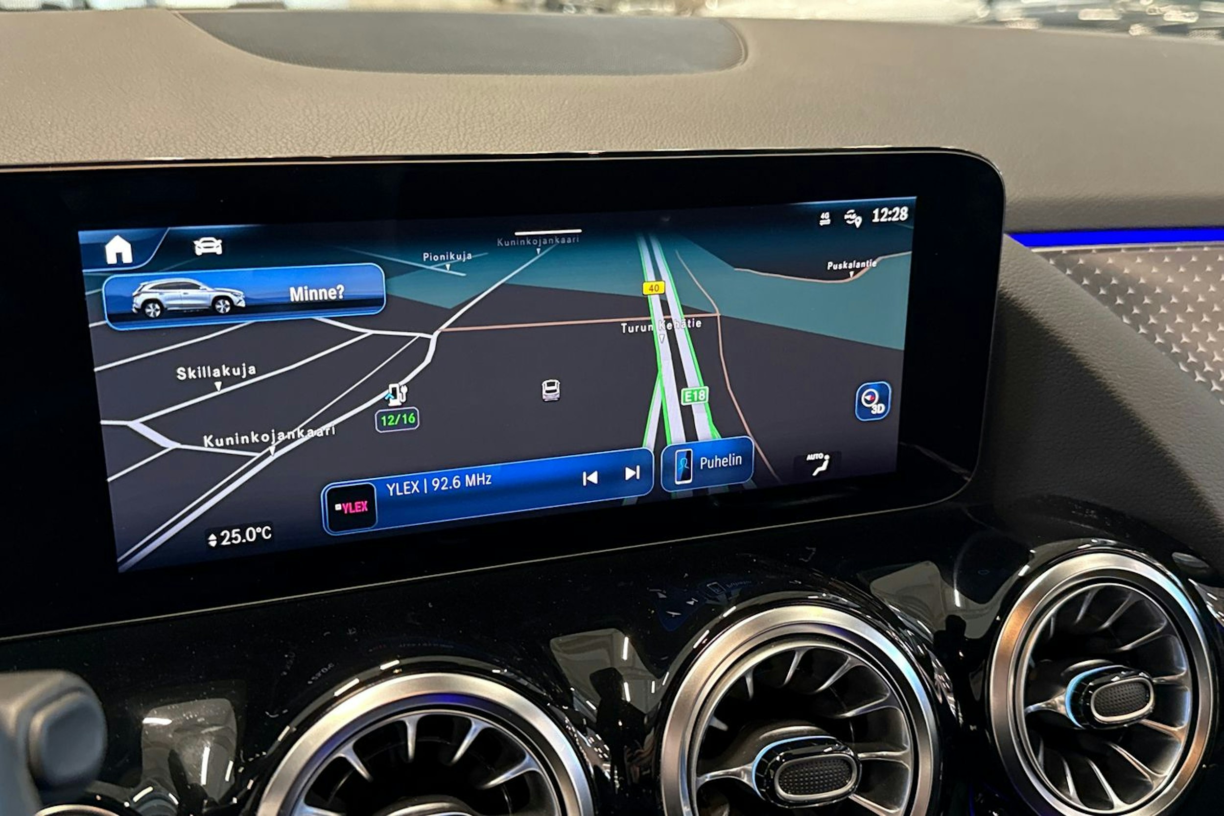 harmaa Mercedes-Benz GLA 2024 kuva 23.