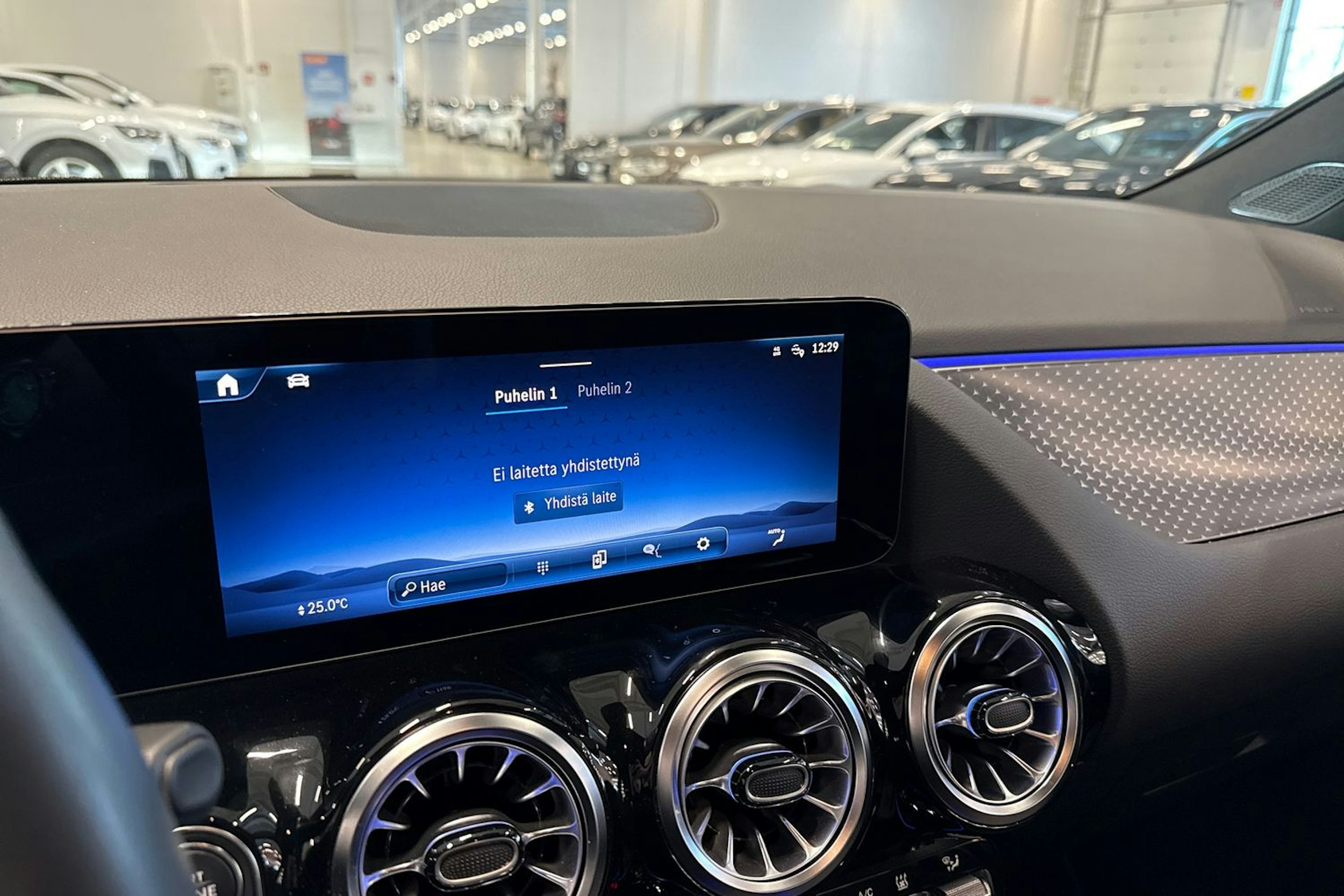 harmaa Mercedes-Benz GLA 2024 kuva 24.