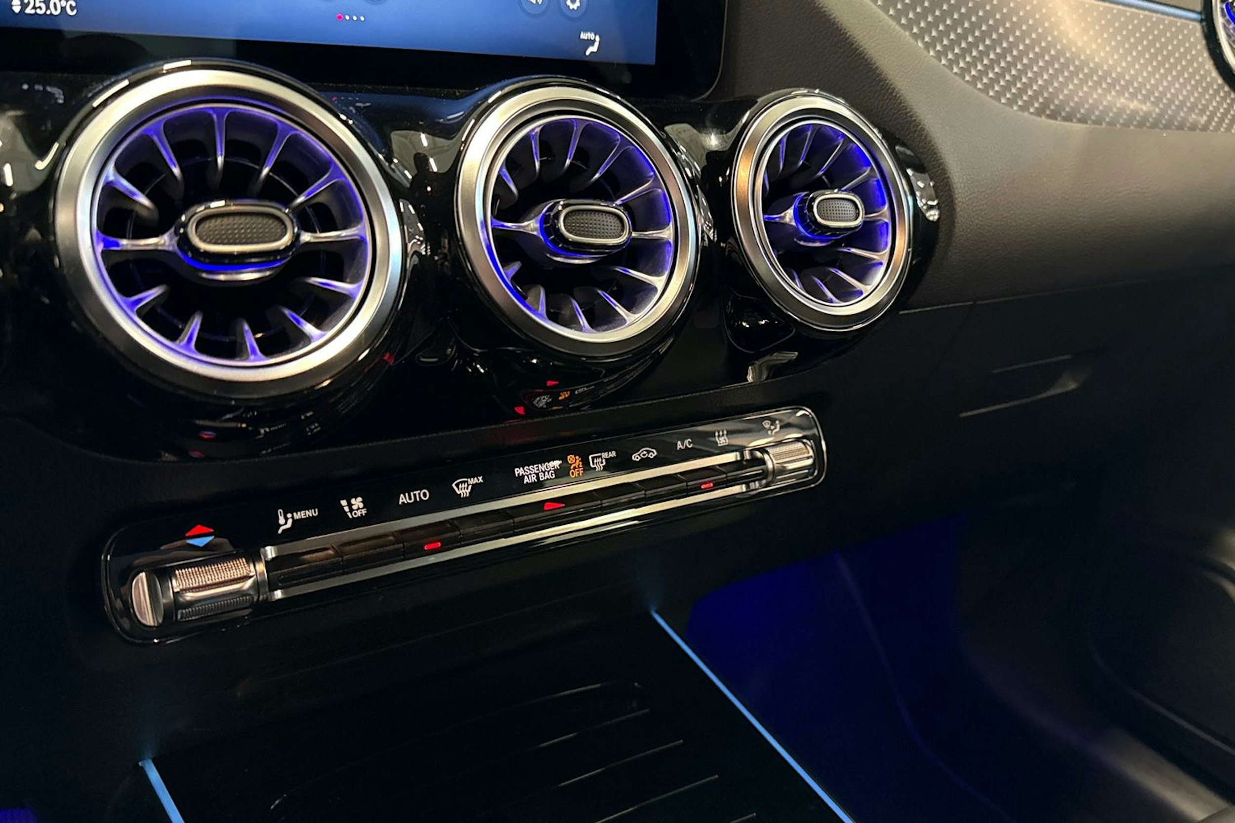 harmaa Mercedes-Benz GLA 2024 kuva 25.